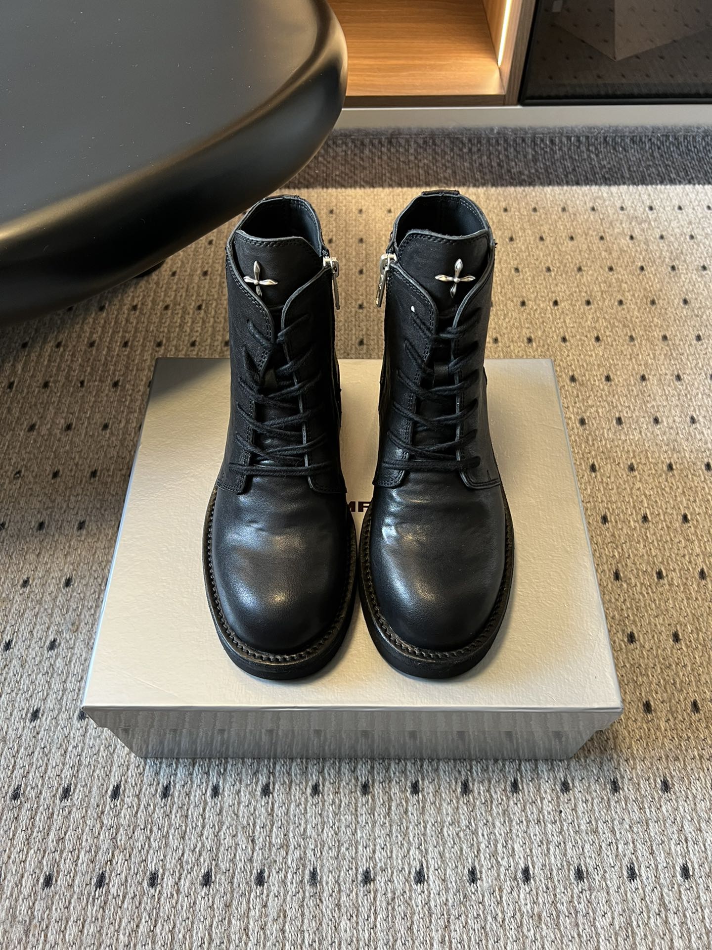 NO:562746,SMFK Wild Origin Goodyear Motorcycle Lace Up Booties RAGE is a wild handmade shoe series that inherits and continues the classic shoe manufacturing process. Starting from the production and selection of materials, it creates a series of original shoes and boots with SMFK wild aesthetics. The Wild Origin series adopts the classic water-dyed shoe production process. After the original-color leather shoes are made, the dyes and batches of shoes are washed and dyed in a drum. During the rolling process, the leather of the shoe body and the leather of the sole are polished and polished with each other, giving the leather a mottled color while also reflecting the leather's own texture and oily luster. Goodyear's handmade shoemaking process combines the leather body with the leather sole, and is suitable for long-term wear and use. It is more suitable for users. The shape is inspired by the riding boots of grassland herdsmen. In the center of the tongue, there is a silver-embedded cross-flower metal badge. Cowhide upper, cowhide lining, outsole original molded outsole Size 35-40, boots, boots, cowhide19860909SMFK 野性起源固特异机车系带短靴 RAGE野性手工的鞋履系列,传承延续经典鞋履制造工艺,从材料制作与挑选出发,打造具有SMFK野性美学的的原生感鞋靴系列. 野性起源系列,采用古典的水染鞋履制作工艺,原色皮质鞋展制成后,将染料与批次的鞋履在滚筒中水洗染色,在滚动的过程中,鞋身的皮质和鞋底的皮质上色井互相打磨拋光,让皮质拥有斑驳的颜色的同时,也体现皮质自身紋理及油润光泽. 固特异（GOODYEAR） 手工鞋履制做工艺,将皮身与皮底結合,并适合长期穿着与使 用者更加契合.造型灵感来自草原牧民的马靴.鞋舌中心,銀嵌十字花金属徽章. 鞋面牛皮 内里牛皮 大底原版开模大底 Size35-40码,靴子,boots,cowhide,Women's Shoes