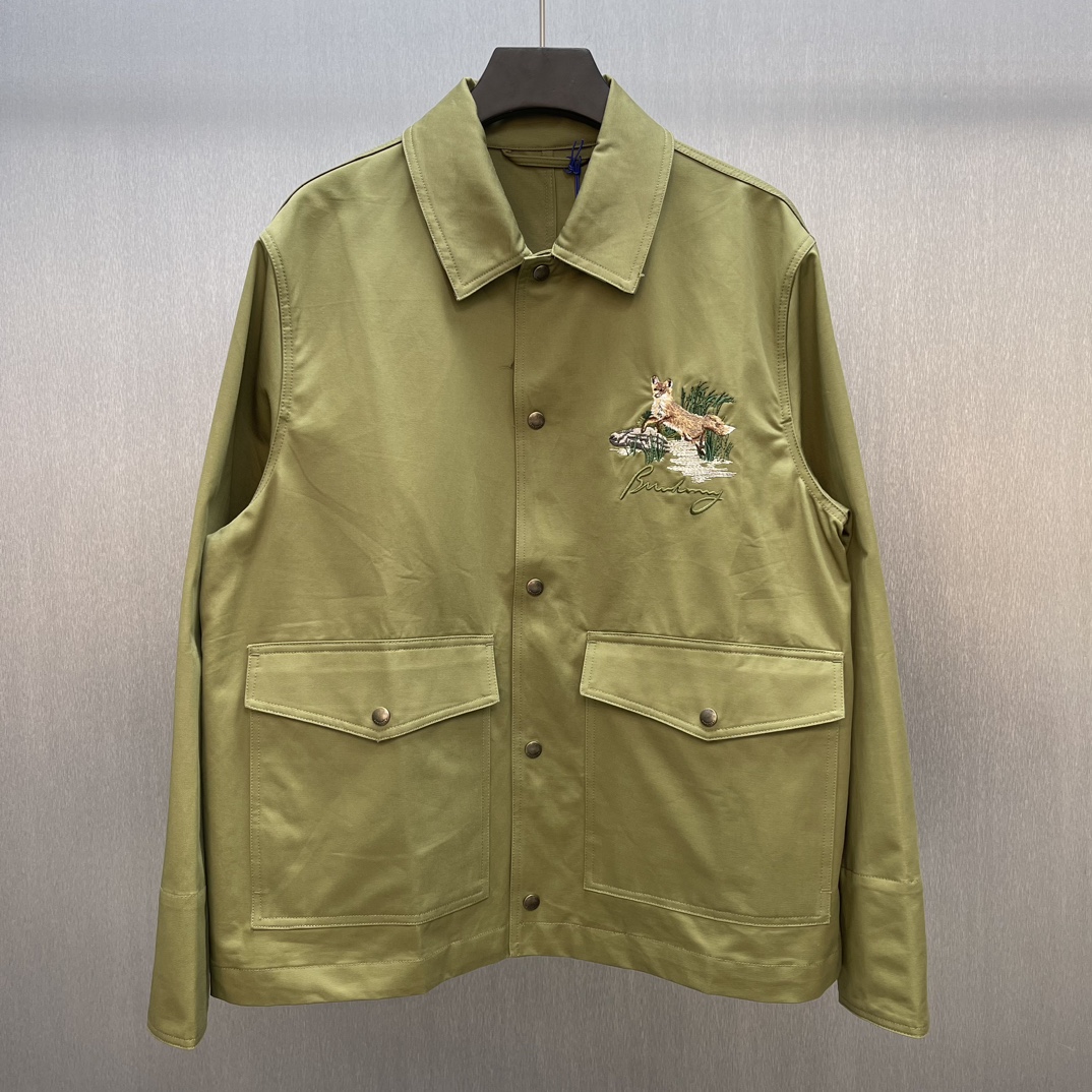 NO:570377,BBR Fox Pattern Gabardine Jacket Size: S-XL Jacket, made of Italian worsted cotton gabardine fabric, presenting a casual fit. Embellished with tonal cursive style logo embroidery and incorporating leaping fox patterns, vividly interpreting the British countryside style. The collar bottom is matched with Burberry plaid inner village to highlight the brand elements.,,burberry,jackets & coats,alexander wang19860909BBR 狐狸图案嘎巴甸夹克 Size : S-XL 夹克,选用意大利精纺棉质嘎巴甸面料打造,呈现休闲版型.点缀同色系草书风格徽标刺绣,融入跳跃狐狸图案,生动演绎英国乡村风情.领底搭配 Burberry 格纹内村,彰显品牌元素.,,burberry,jackets & coats,alexander wang,Men's clothing