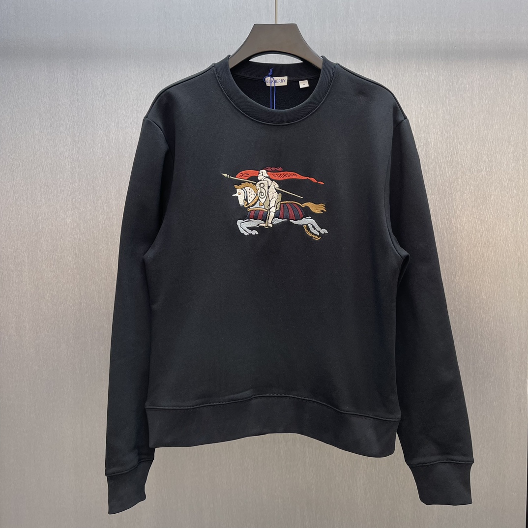 NO:570368,BBR Colorful Rider Embroidered Sweatshirt Size: S-XL round neck sweatshirt, made of lightweight turned velvet cotton fabric. It presents a casual fit, integrated with Burberry Equestrian Knight logo (EKD) embroidery, and interpreted in colorful colors. One rib knit decoration, one casual fit is looser than the regular fit, burberry, hoodie, sweatshirts, alexander wang19860909BBR 彩色骑士刺绣卫衣 Size : S-XL 圆领运动衫,选用轻盈翻面绒棉质面料打造.呈现休闲版型,融入Burberry 马术骑士徽标 (EKD）刺绣,以缤纷色彩演绎. 一罗纹针织装饰 一休闲版型较常规版型剪裁更为宽松,,burberry,hoodie,sweatshirts,alexander wang,Men's clothing