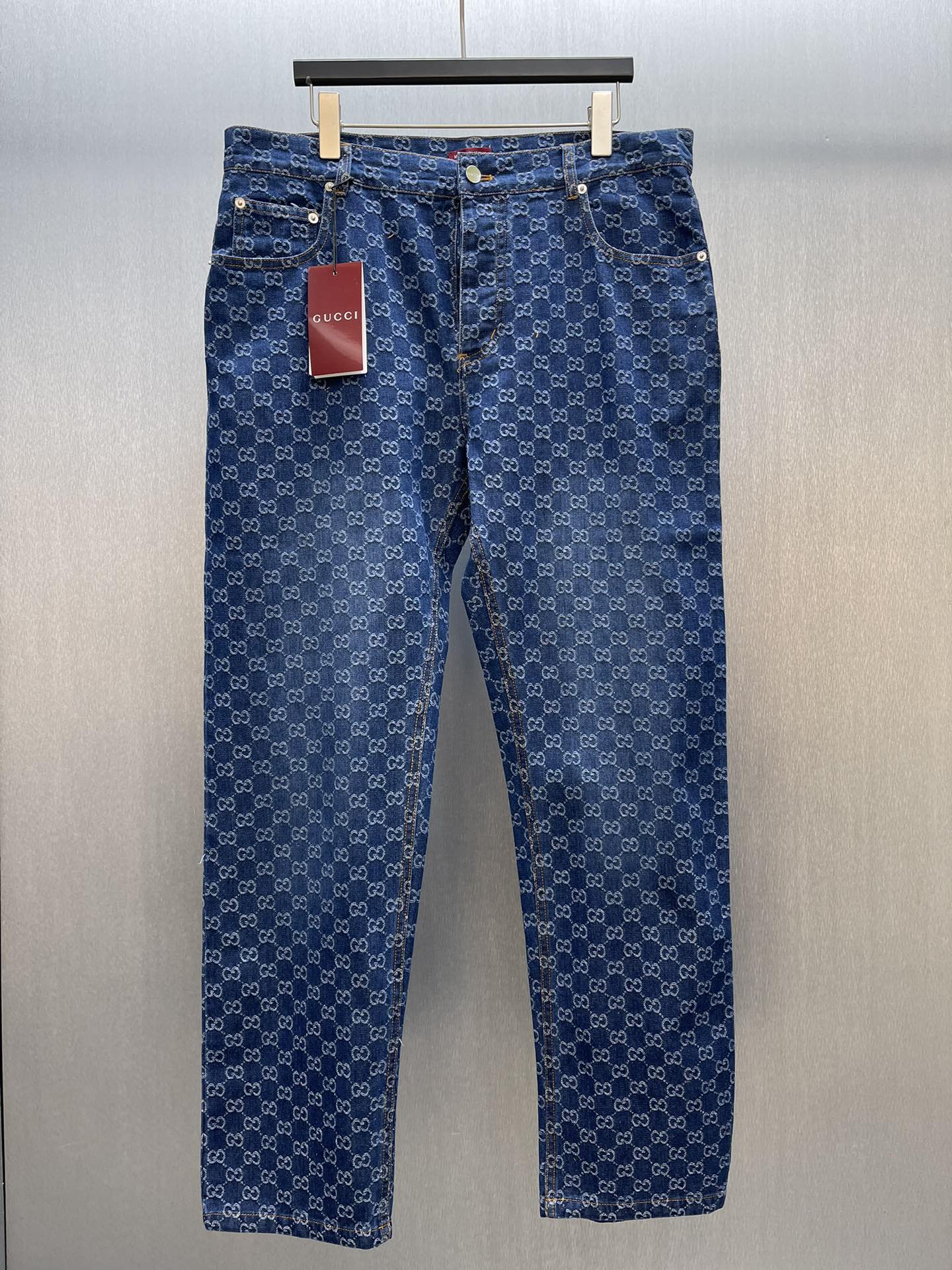 NO:570363,GU all-over embroidered Double G jeans Size: S-XL The 2025 early spring series reinterprets denim clothing, using subtle and restrained details to add charm to daily looks. These tapered jeans are crafted from certified cotton denim fabric and carefully embellished with the brand's unique GG pattern,,jeans,alexander wang19860909GU 满印刺绣双G牛仔裤 Size : S-XL 2025早春系列焕新演绎牛仔服饰,以含蓄内敛的细节为日常造型平添魅力.这款锥形牛仔裤以认证棉质牛仔面料匠心打造,精心缀饰品牌独具一格的GG图案,,jeans,alexander wang,Men's clothing