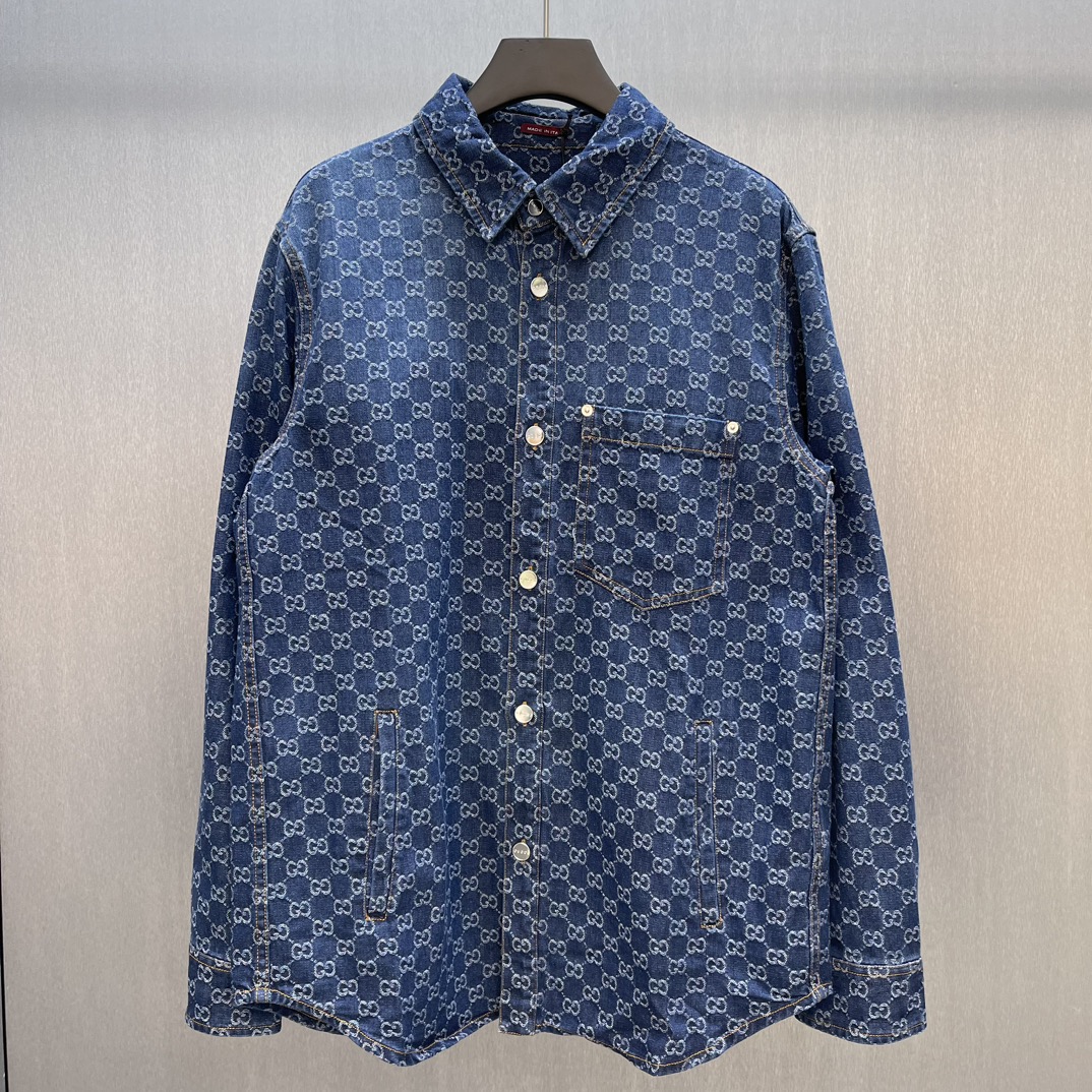 NO:570358,GU all-over embroidered GG denim shirt Size: S-XL The 2025 early autumn series uses a calm blue tone, cleverly embellished with elegant floral embroidery, embossed logo and other technical details to show the brand's charm. This shirt is made of denim fabric and is ingeniously embellished with the iconic GG monogram pattern.,,shirts,alexander wang19860909GU 满印刺绣GG牛仔衬衫 Size : S-XL 2025早秋系列选用沉敛的蓝色调,巧妙点缀雅致花卉刺绣、压花标识等工艺细节,一展品牌魅力.这款衬衫采用牛仔面料打造,匠心缀饰标志性GG字母交织图案.,,shirts,alexander wang,Men's clothing