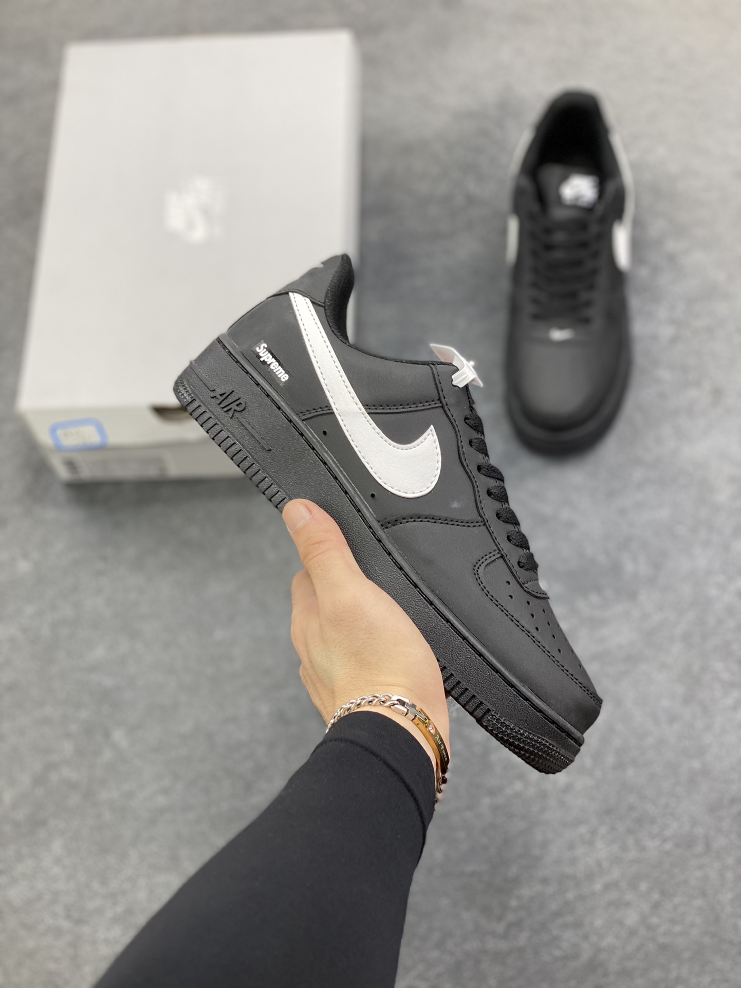福利特价 Nike Air Force 1 Low 空军一号低帮百搭休闲运动板鞋。柔软、弹性十足的缓震性能和出色的中底设计，横跨复古与现代的外型结合，造就出风靡全球三十多年的Force 1，直到今天还深受青睐。 货号：FZ0627-010 尺码：36 36.5 37.5 38 38.5 39 40 40.5 41 42 42.5 43 44 44.5 45-选品中心