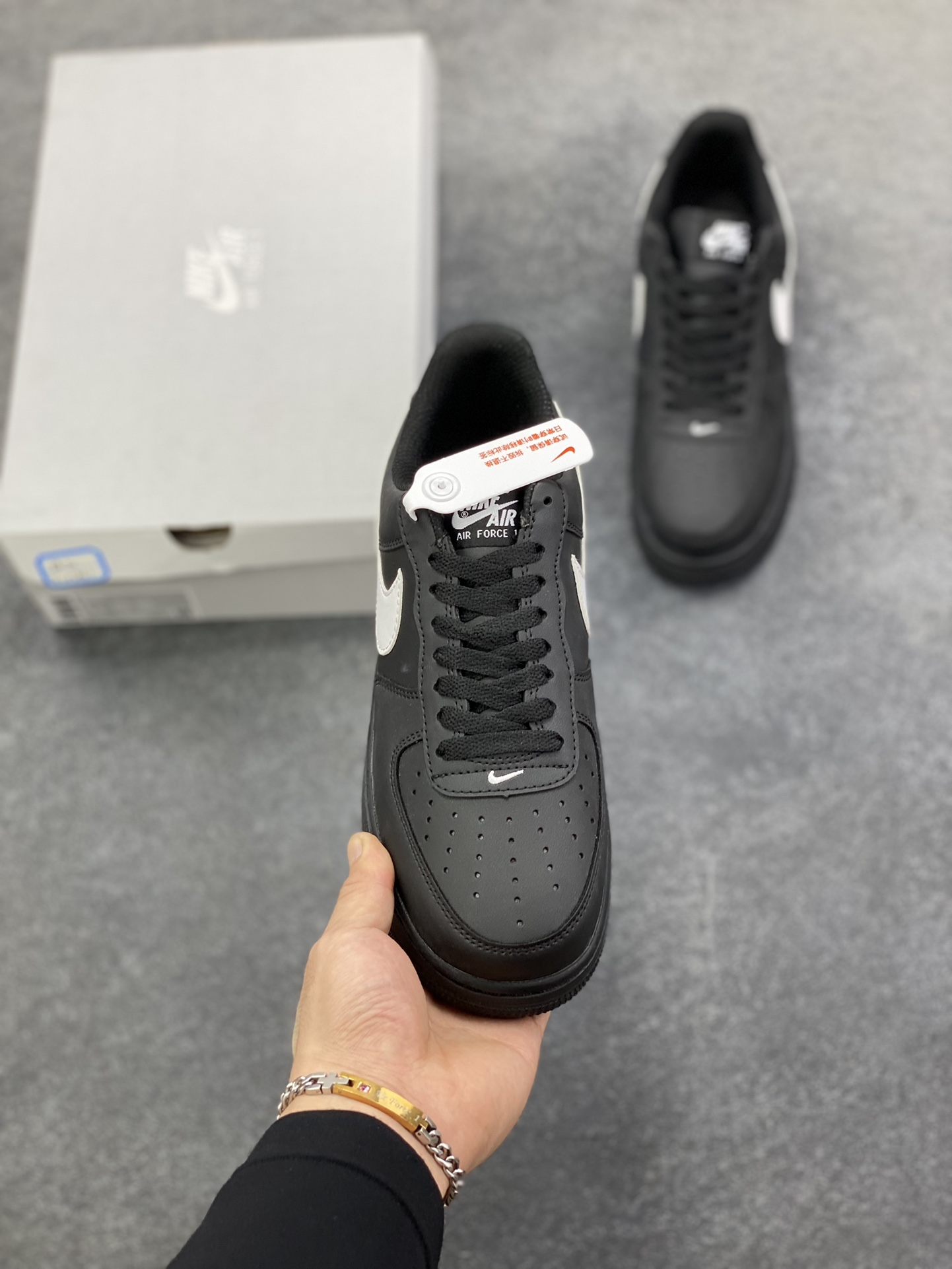 图片[2]-福利特价 Nike Air Force 1 Low 空军一号低帮百搭休闲运动板鞋。柔软、弹性十足的缓震性能和出色的中底设计，横跨复古与现代的外型结合，造就出风靡全球三十多年的Force 1，直到今天还深受青睐。 货号：FZ0627-010 尺码：36 36.5 37.5 38 38.5 39 40 40.5 41 42 42.5 43 44 44.5 45-选品中心