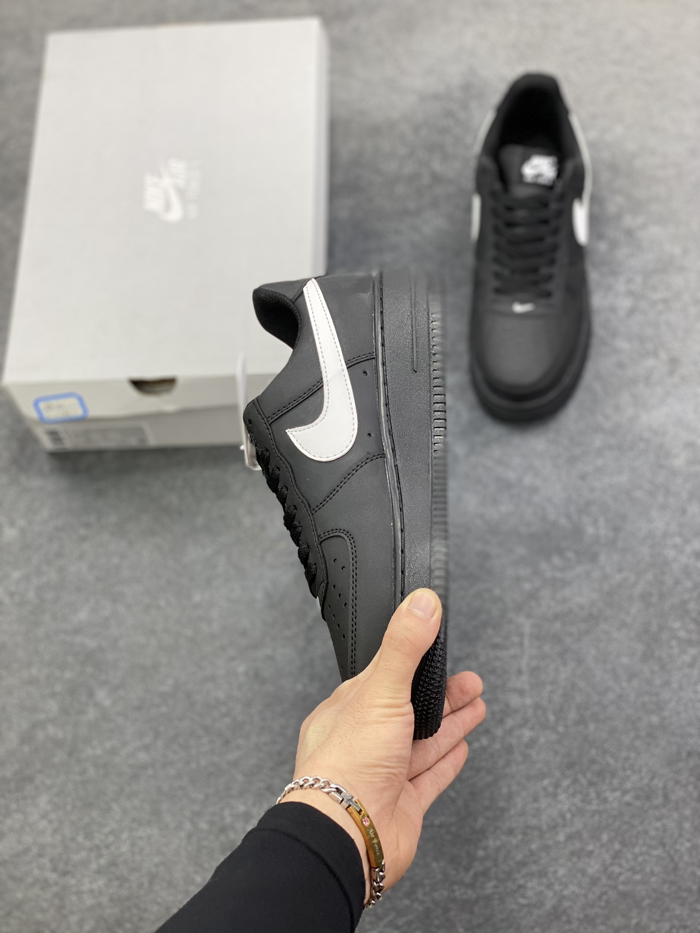 图片[3]-福利特价 Nike Air Force 1 Low 空军一号低帮百搭休闲运动板鞋。柔软、弹性十足的缓震性能和出色的中底设计，横跨复古与现代的外型结合，造就出风靡全球三十多年的Force 1，直到今天还深受青睐。 货号：FZ0627-010 尺码：36 36.5 37.5 38 38.5 39 40 40.5 41 42 42.5 43 44 44.5 45-选品中心