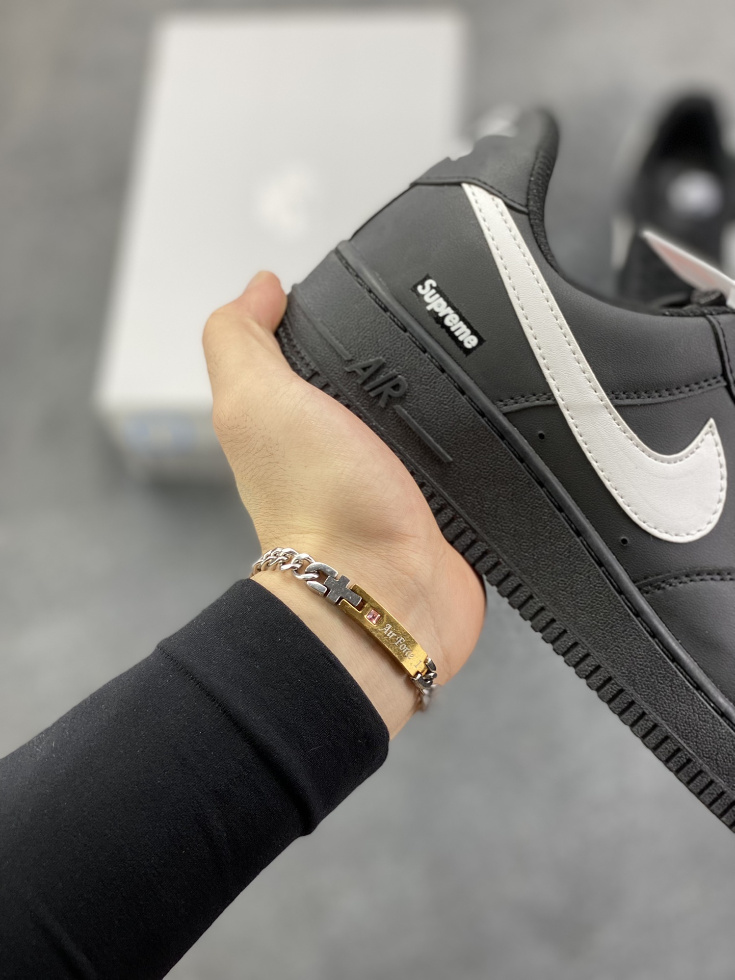 图片[6]-福利特价 Nike Air Force 1 Low 空军一号低帮百搭休闲运动板鞋。柔软、弹性十足的缓震性能和出色的中底设计，横跨复古与现代的外型结合，造就出风靡全球三十多年的Force 1，直到今天还深受青睐。 货号：FZ0627-010 尺码：36 36.5 37.5 38 38.5 39 40 40.5 41 42 42.5 43 44 44.5 45-选品中心