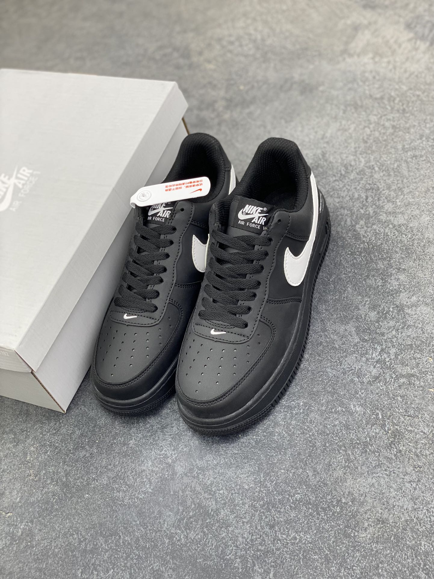 图片[8]-福利特价 Nike Air Force 1 Low 空军一号低帮百搭休闲运动板鞋。柔软、弹性十足的缓震性能和出色的中底设计，横跨复古与现代的外型结合，造就出风靡全球三十多年的Force 1，直到今天还深受青睐。 货号：FZ0627-010 尺码：36 36.5 37.5 38 38.5 39 40 40.5 41 42 42.5 43 44 44.5 45-选品中心
