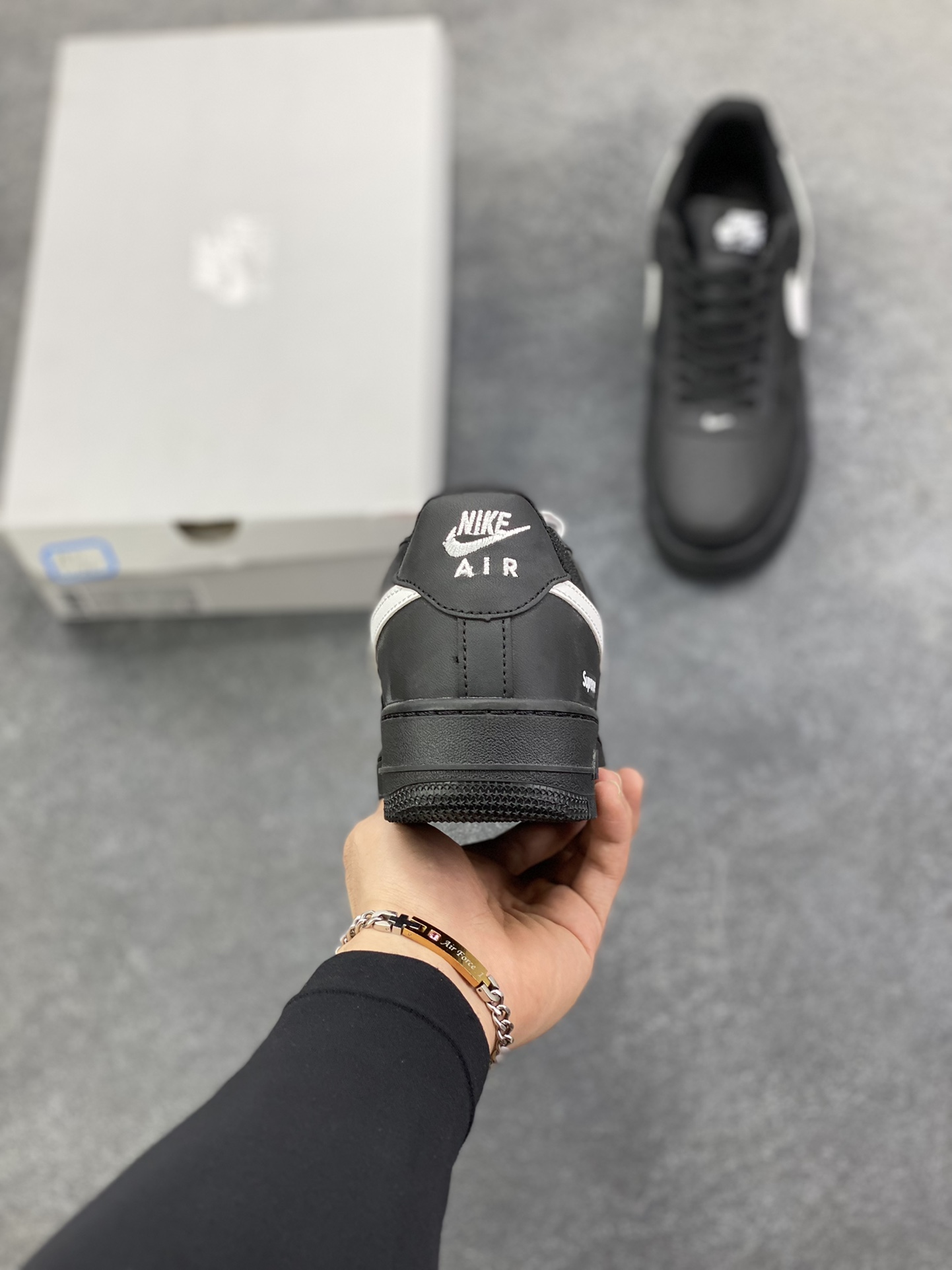 图片[4]-福利特价 Nike Air Force 1 Low 空军一号低帮百搭休闲运动板鞋。柔软、弹性十足的缓震性能和出色的中底设计，横跨复古与现代的外型结合，造就出风靡全球三十多年的Force 1，直到今天还深受青睐。 货号：FZ0627-010 尺码：36 36.5 37.5 38 38.5 39 40 40.5 41 42 42.5 43 44 44.5 45-选品中心