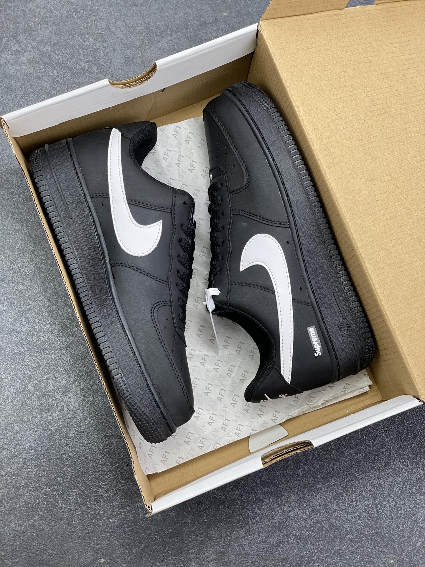 图片[9]-福利特价 Nike Air Force 1 Low 空军一号低帮百搭休闲运动板鞋。柔软、弹性十足的缓震性能和出色的中底设计，横跨复古与现代的外型结合，造就出风靡全球三十多年的Force 1，直到今天还深受青睐。 货号：FZ0627-010 尺码：36 36.5 37.5 38 38.5 39 40 40.5 41 42 42.5 43 44 44.5 45-选品中心