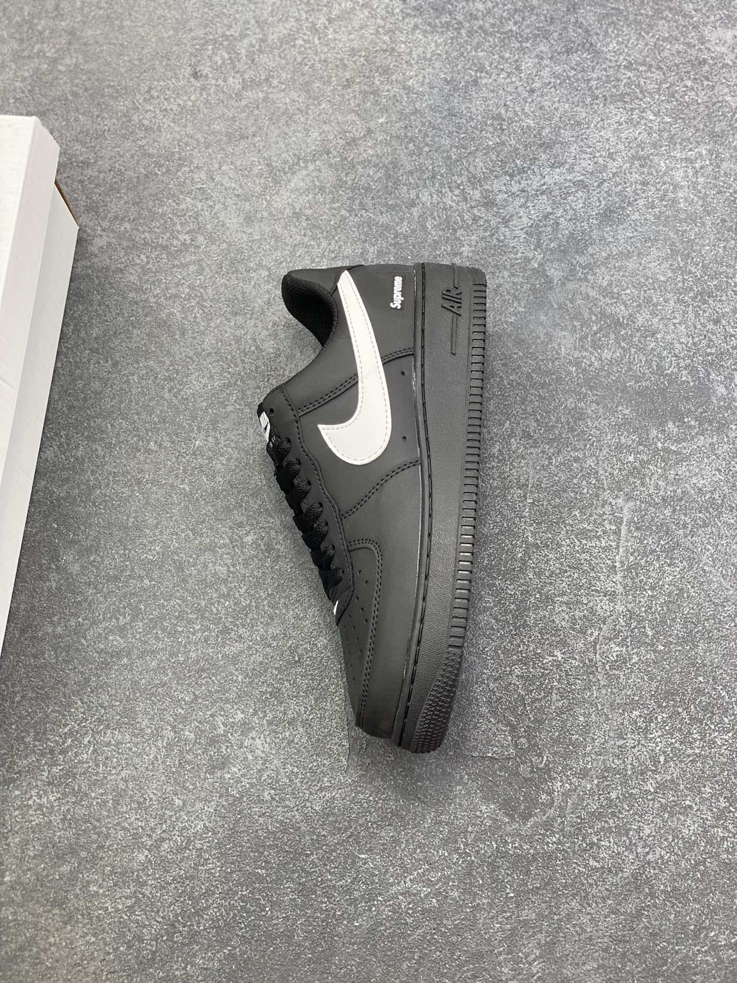 图片[7]-福利特价 Nike Air Force 1 Low 空军一号低帮百搭休闲运动板鞋。柔软、弹性十足的缓震性能和出色的中底设计，横跨复古与现代的外型结合，造就出风靡全球三十多年的Force 1，直到今天还深受青睐。 货号：FZ0627-010 尺码：36 36.5 37.5 38 38.5 39 40 40.5 41 42 42.5 43 44 44.5 45-选品中心