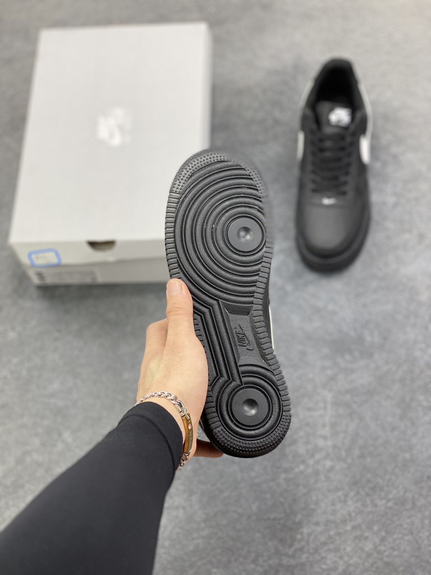 图片[5]-福利特价 Nike Air Force 1 Low 空军一号低帮百搭休闲运动板鞋。柔软、弹性十足的缓震性能和出色的中底设计，横跨复古与现代的外型结合，造就出风靡全球三十多年的Force 1，直到今天还深受青睐。 货号：FZ0627-010 尺码：36 36.5 37.5 38 38.5 39 40 40.5 41 42 42.5 43 44 44.5 45-选品中心