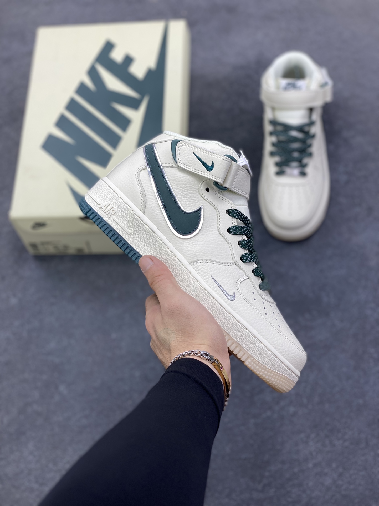 Nike Air Force 1 MID 米绿双色底 满天星空军一号中帮休闲板鞋 3M反光 水晶大底 定制鞋盒 原楦头原纸板 纯正空军版型 内置全掌气垫 货号：XL0236-235 尺码：36 36.5 37.5 38 38.5 39 40 40.5 41 42 42.5 43 44 44.5 45-选品中心