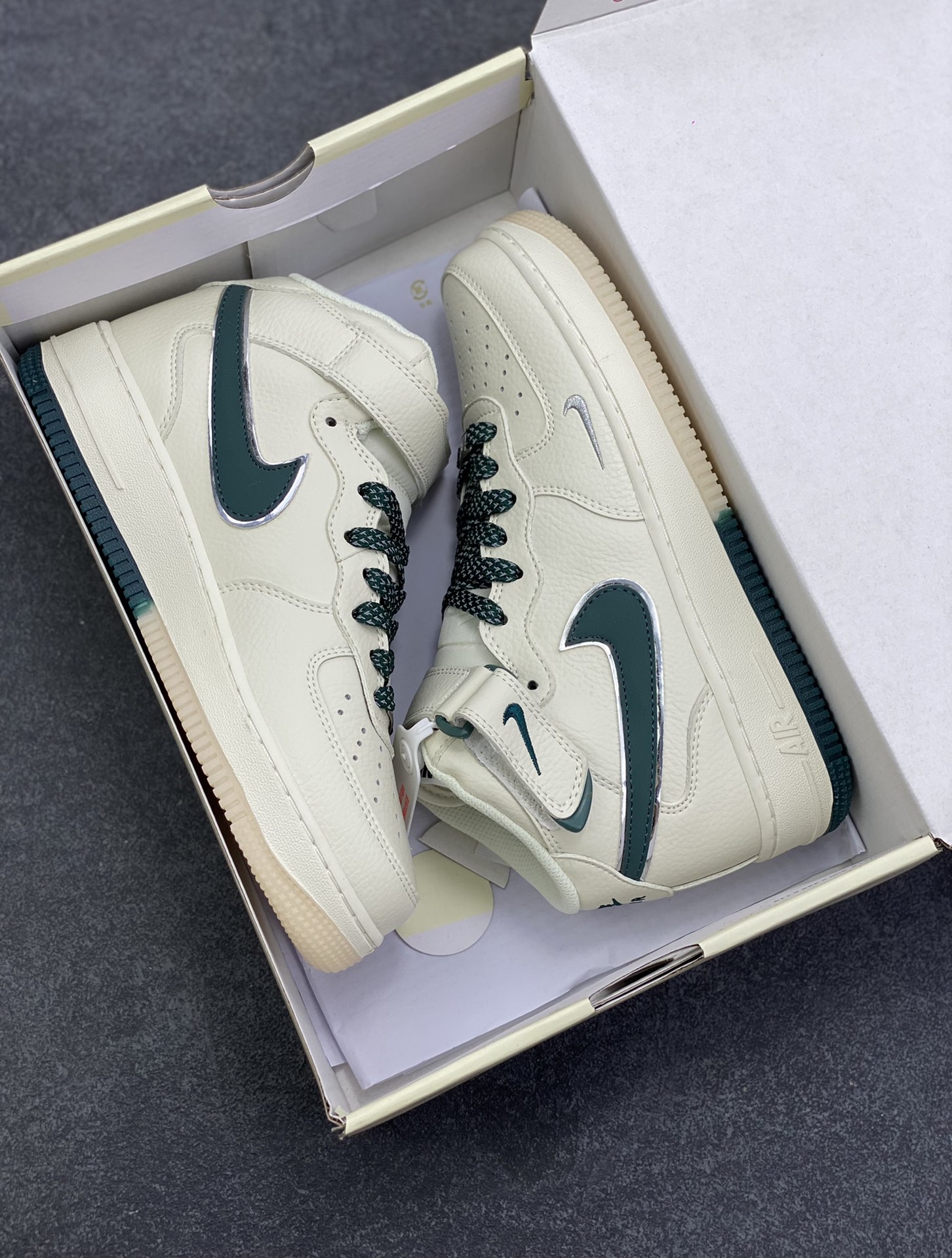 图片[9]-Nike Air Force 1 MID 米绿双色底 满天星空军一号中帮休闲板鞋 3M反光 水晶大底 定制鞋盒 原楦头原纸板 纯正空军版型 内置全掌气垫 货号：XL0236-235 尺码：36 36.5 37.5 38 38.5 39 40 40.5 41 42 42.5 43 44 44.5 45-选品中心