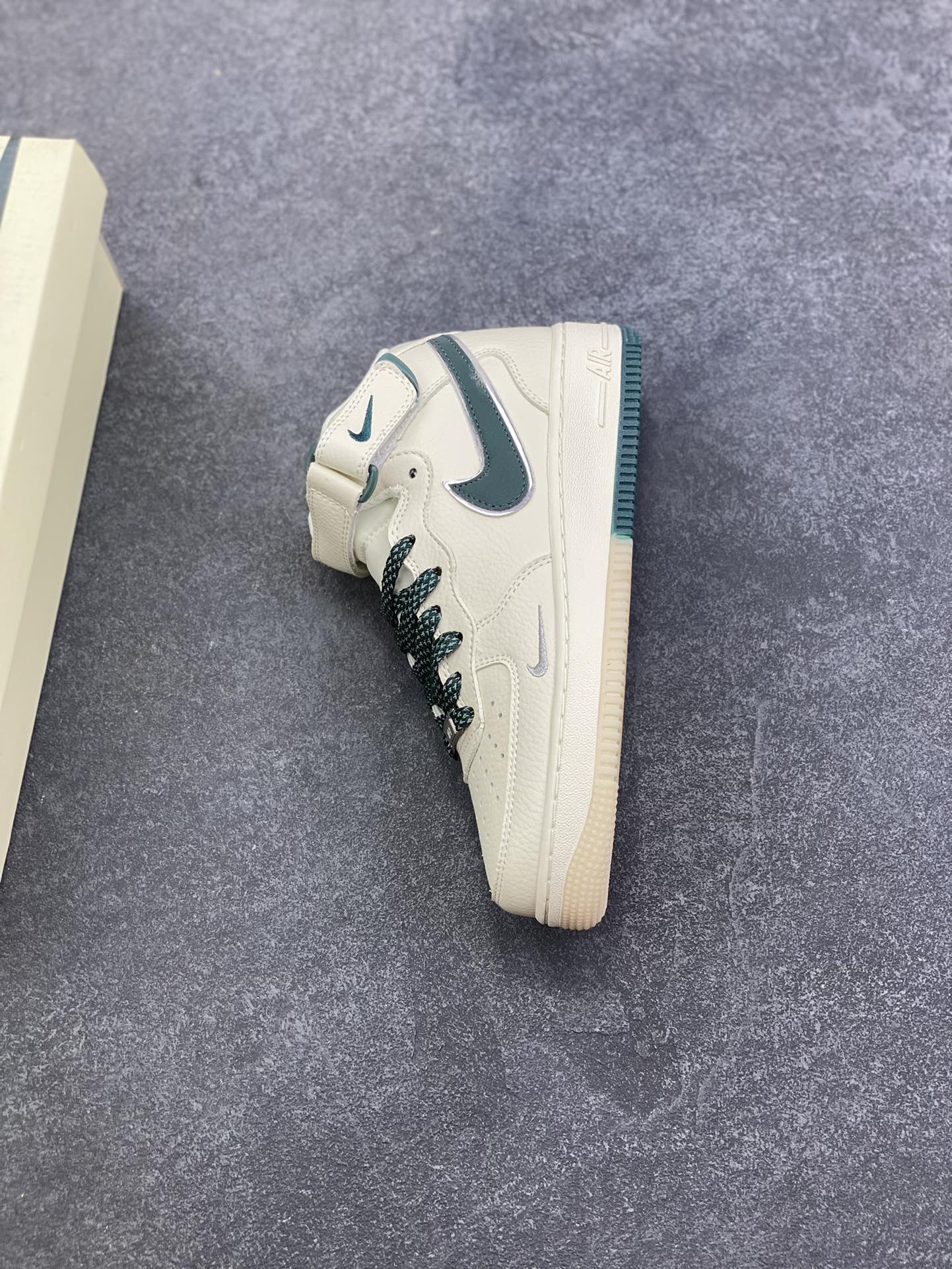 图片[7]-Nike Air Force 1 MID 米绿双色底 满天星空军一号中帮休闲板鞋 3M反光 水晶大底 定制鞋盒 原楦头原纸板 纯正空军版型 内置全掌气垫 货号：XL0236-235 尺码：36 36.5 37.5 38 38.5 39 40 40.5 41 42 42.5 43 44 44.5 45-选品中心
