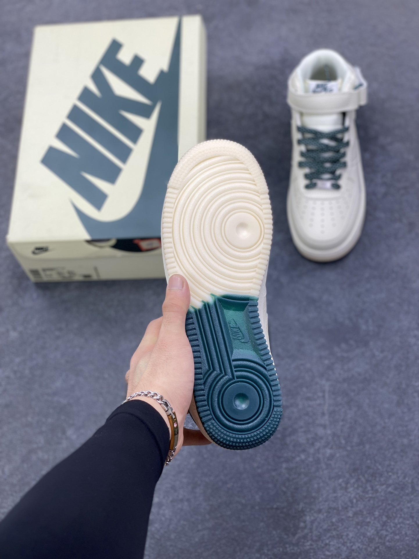 图片[5]-Nike Air Force 1 MID 米绿双色底 满天星空军一号中帮休闲板鞋 3M反光 水晶大底 定制鞋盒 原楦头原纸板 纯正空军版型 内置全掌气垫 货号：XL0236-235 尺码：36 36.5 37.5 38 38.5 39 40 40.5 41 42 42.5 43 44 44.5 45-选品中心