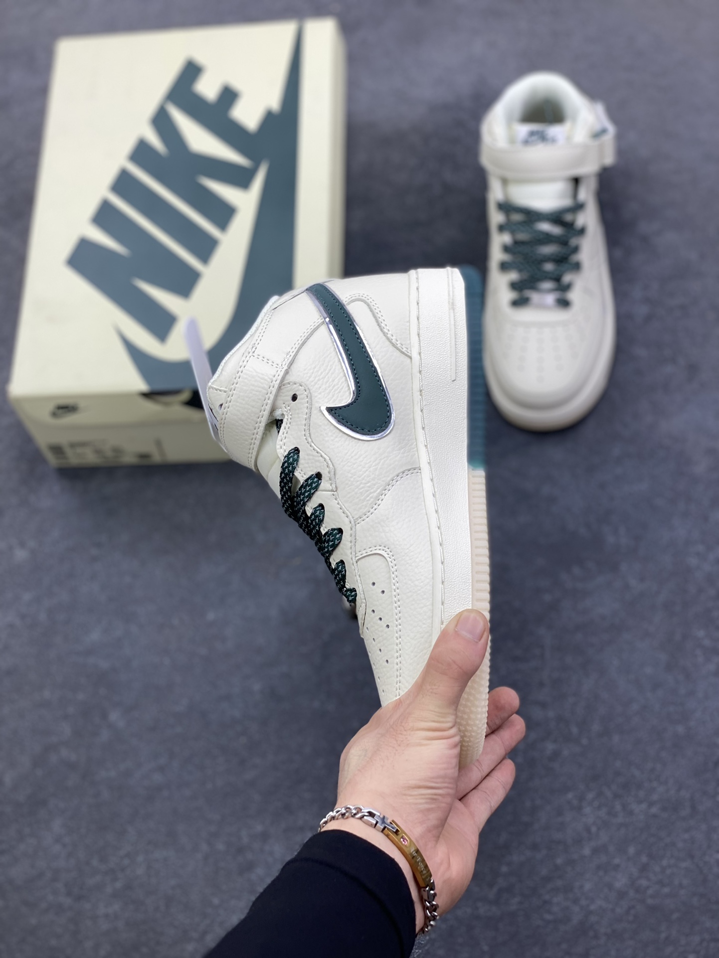 图片[3]-Nike Air Force 1 MID 米绿双色底 满天星空军一号中帮休闲板鞋 3M反光 水晶大底 定制鞋盒 原楦头原纸板 纯正空军版型 内置全掌气垫 货号：XL0236-235 尺码：36 36.5 37.5 38 38.5 39 40 40.5 41 42 42.5 43 44 44.5 45-选品中心