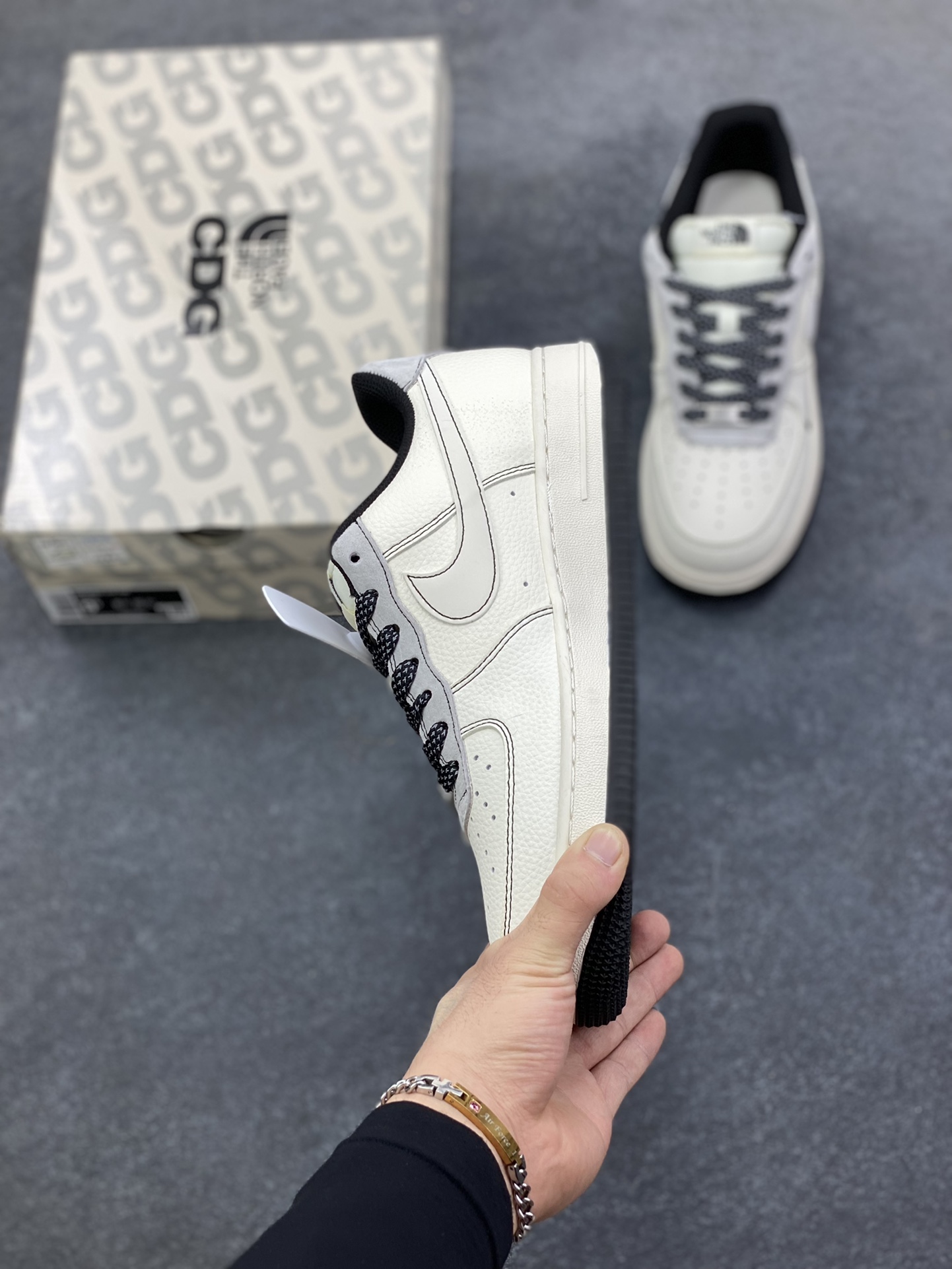 图片[3]-NIke Air Force 1 \’07 Low “北面联名——米灰黑布标”空军一号 低帮 运动鞋 休闲鞋 折边针车 工艺难度大 原楦头原纸板 原装鞋盒 定制五金配件 内置全掌气垫 原厂鞋底 货号：JS8028-015 尺码：36 36.5 37.5 38 38.5 39 40 40.5 41 42 42.5 43 44 44.5 45-选品中心