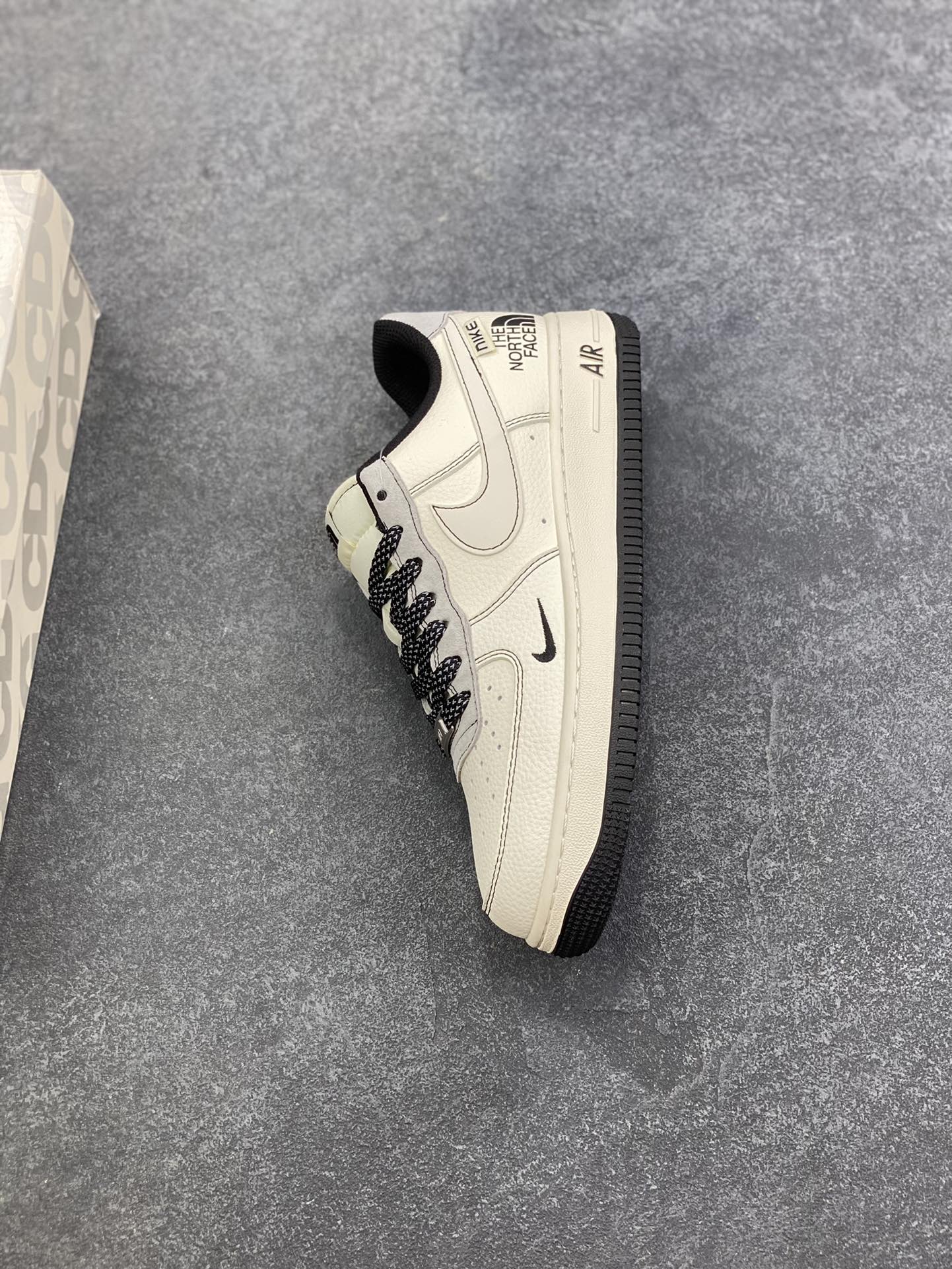 图片[7]-NIke Air Force 1 \’07 Low “北面联名——米灰黑布标”空军一号 低帮 运动鞋 休闲鞋 折边针车 工艺难度大 原楦头原纸板 原装鞋盒 定制五金配件 内置全掌气垫 原厂鞋底 货号：JS8028-015 尺码：36 36.5 37.5 38 38.5 39 40 40.5 41 42 42.5 43 44 44.5 45-选品中心