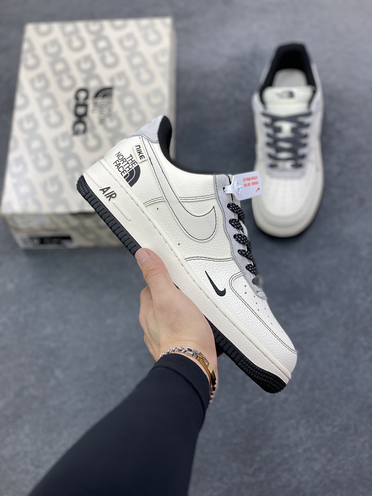 NIke Air Force 1 \’07 Low “北面联名——米灰黑布标”空军一号 低帮 运动鞋 休闲鞋 折边针车 工艺难度大 原楦头原纸板 原装鞋盒 定制五金配件 内置全掌气垫 原厂鞋底 货号：JS8028-015 尺码：36 36.5 37.5 38 38.5 39 40 40.5 41 42 42.5 43 44 44.5 45-选品中心