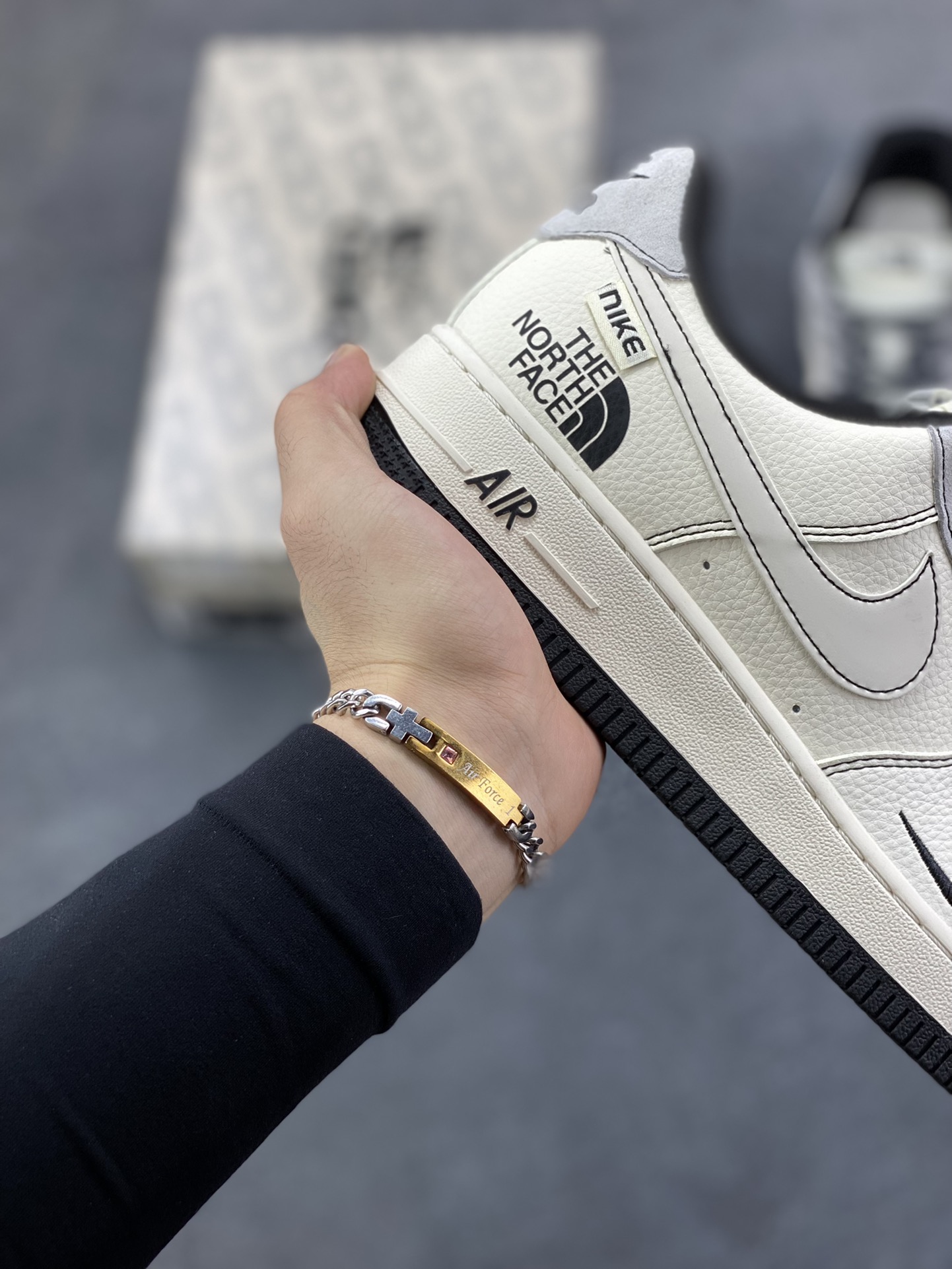 图片[6]-NIke Air Force 1 \’07 Low “北面联名——米灰黑布标”空军一号 低帮 运动鞋 休闲鞋 折边针车 工艺难度大 原楦头原纸板 原装鞋盒 定制五金配件 内置全掌气垫 原厂鞋底 货号：JS8028-015 尺码：36 36.5 37.5 38 38.5 39 40 40.5 41 42 42.5 43 44 44.5 45-选品中心