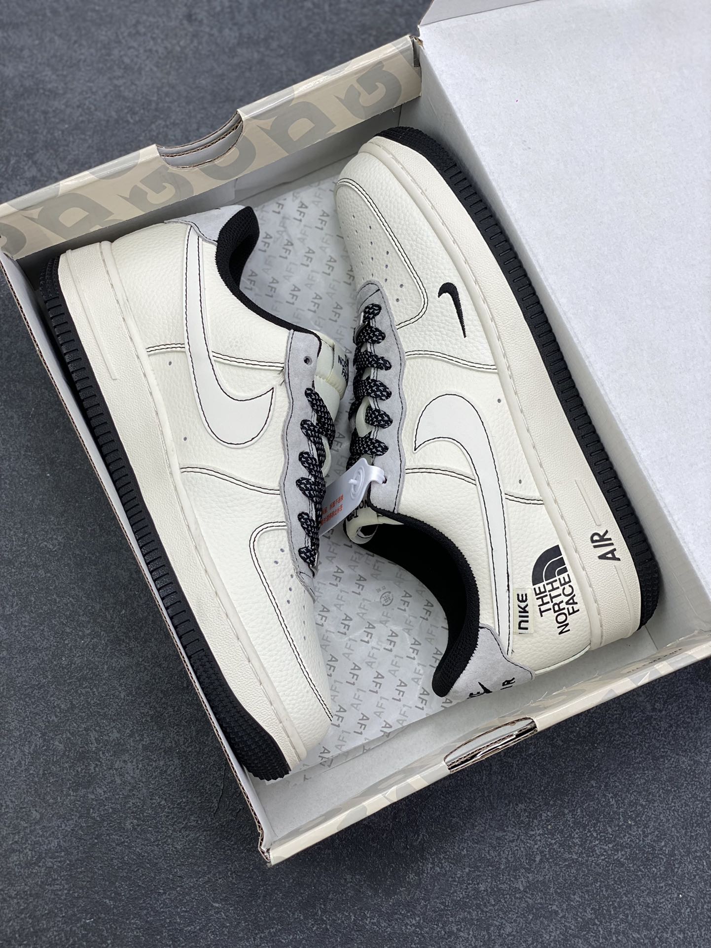 图片[9]-NIke Air Force 1 \’07 Low “北面联名——米灰黑布标”空军一号 低帮 运动鞋 休闲鞋 折边针车 工艺难度大 原楦头原纸板 原装鞋盒 定制五金配件 内置全掌气垫 原厂鞋底 货号：JS8028-015 尺码：36 36.5 37.5 38 38.5 39 40 40.5 41 42 42.5 43 44 44.5 45-选品中心