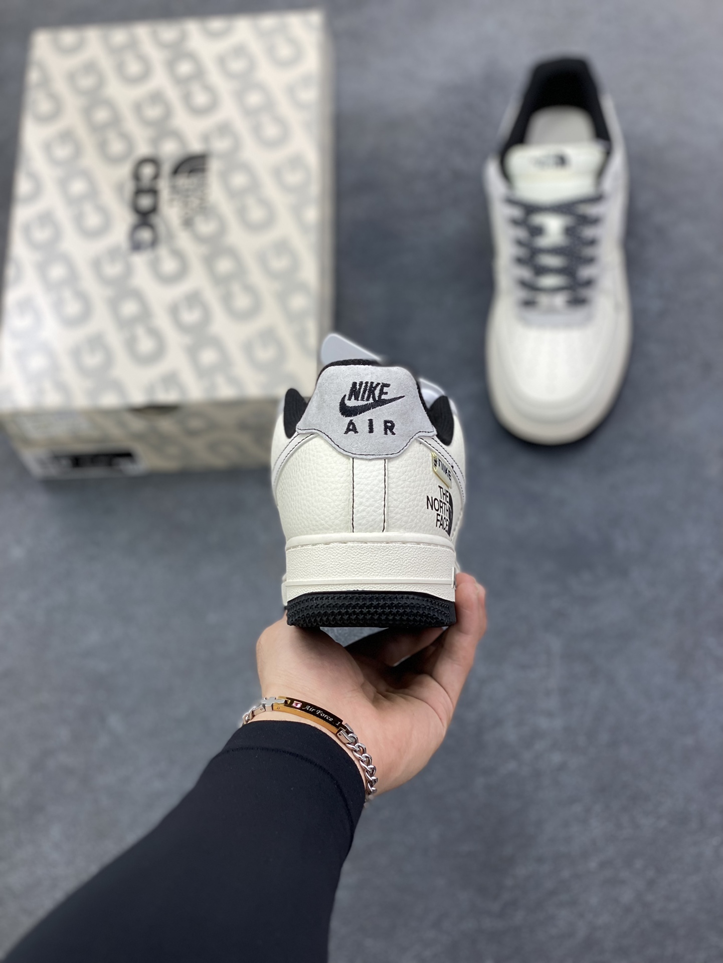 图片[4]-NIke Air Force 1 \’07 Low “北面联名——米灰黑布标”空军一号 低帮 运动鞋 休闲鞋 折边针车 工艺难度大 原楦头原纸板 原装鞋盒 定制五金配件 内置全掌气垫 原厂鞋底 货号：JS8028-015 尺码：36 36.5 37.5 38 38.5 39 40 40.5 41 42 42.5 43 44 44.5 45-选品中心