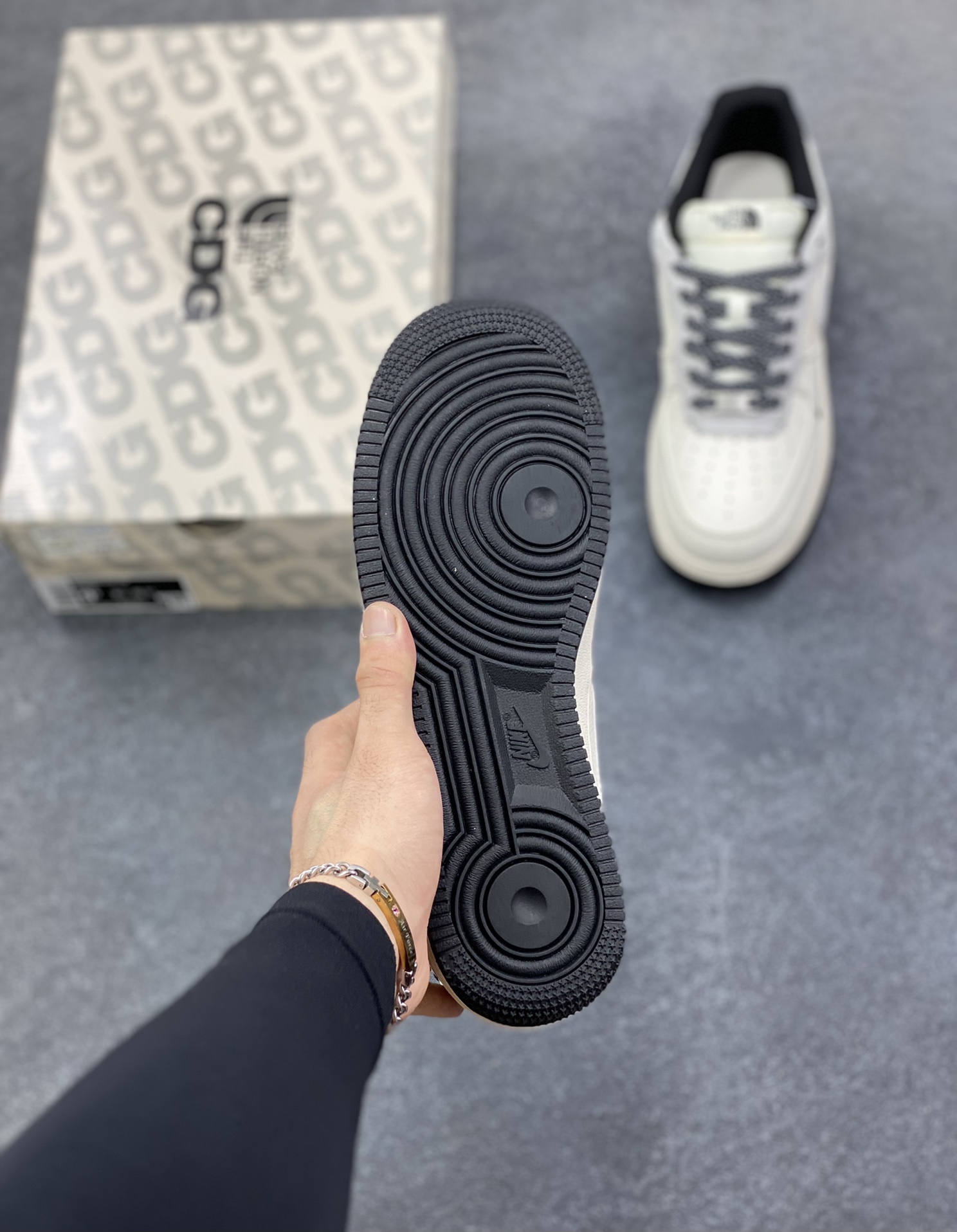 图片[5]-NIke Air Force 1 \’07 Low “北面联名——米灰黑布标”空军一号 低帮 运动鞋 休闲鞋 折边针车 工艺难度大 原楦头原纸板 原装鞋盒 定制五金配件 内置全掌气垫 原厂鞋底 货号：JS8028-015 尺码：36 36.5 37.5 38 38.5 39 40 40.5 41 42 42.5 43 44 44.5 45-选品中心