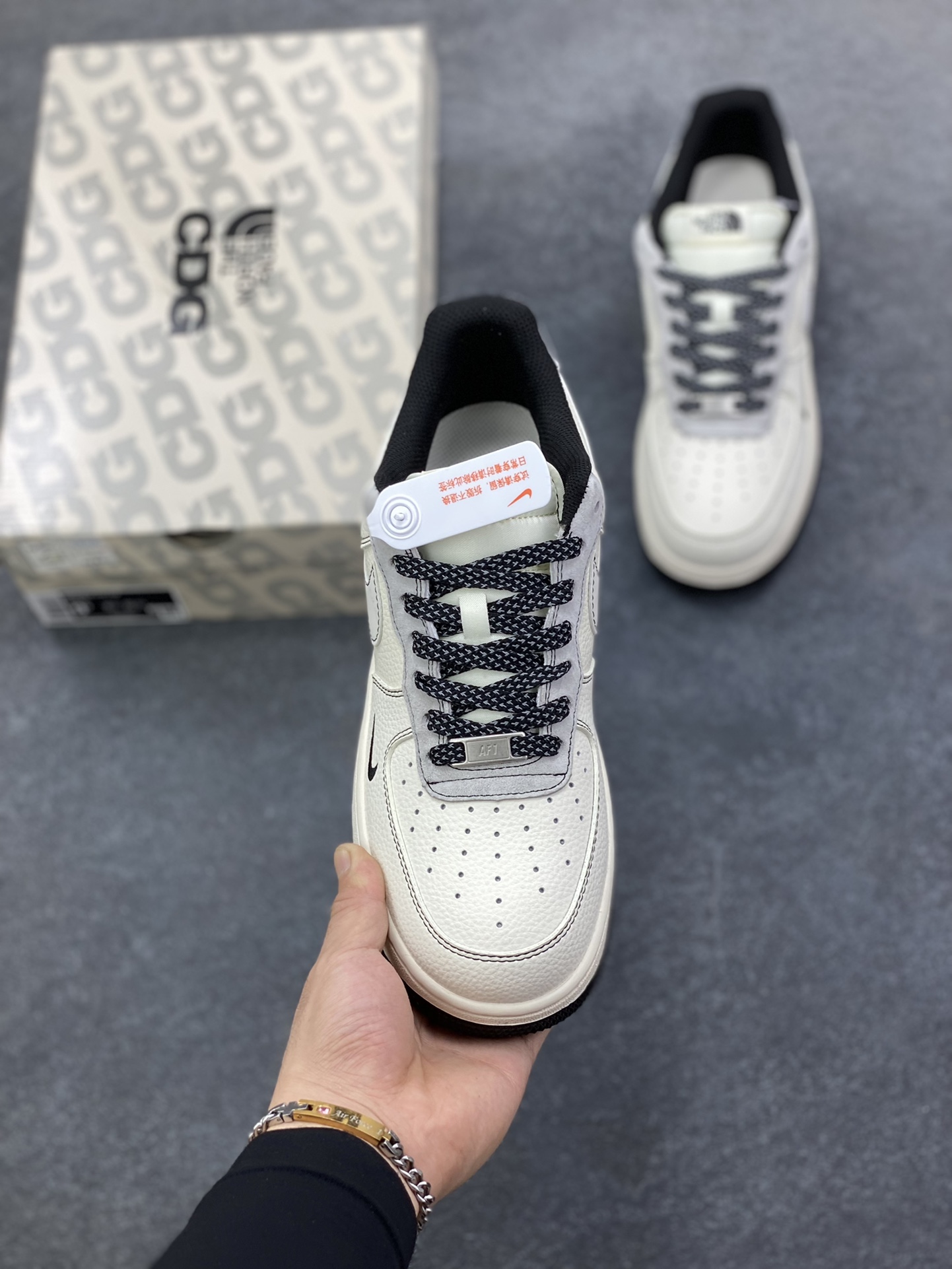 图片[2]-NIke Air Force 1 \’07 Low “北面联名——米灰黑布标”空军一号 低帮 运动鞋 休闲鞋 折边针车 工艺难度大 原楦头原纸板 原装鞋盒 定制五金配件 内置全掌气垫 原厂鞋底 货号：JS8028-015 尺码：36 36.5 37.5 38 38.5 39 40 40.5 41 42 42.5 43 44 44.5 45-选品中心