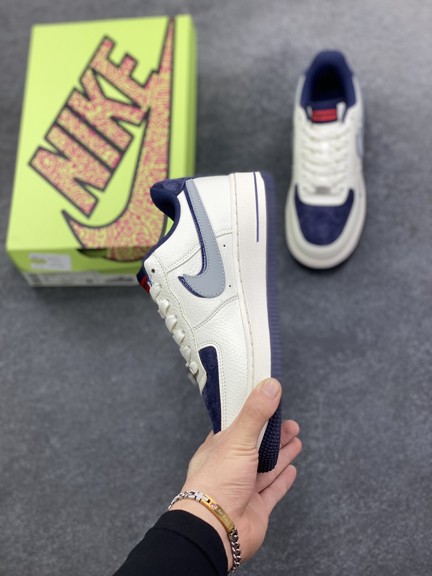 图片[3]-高端定制Nike Air Force 1 \’07 Low “superme联名—米白蓝猪八双钩 ” 高端定制 低帮休闲板鞋 定制鞋盒 大厂纯原品质出货 超高清洁度 皮料切割干净无任何毛边 细节完美 货号：KX2532-504 尺码：36 36.5 37.5 38 38.5 39 40 40.5 41 42 42.5 43 44 44.5 45-选品中心
