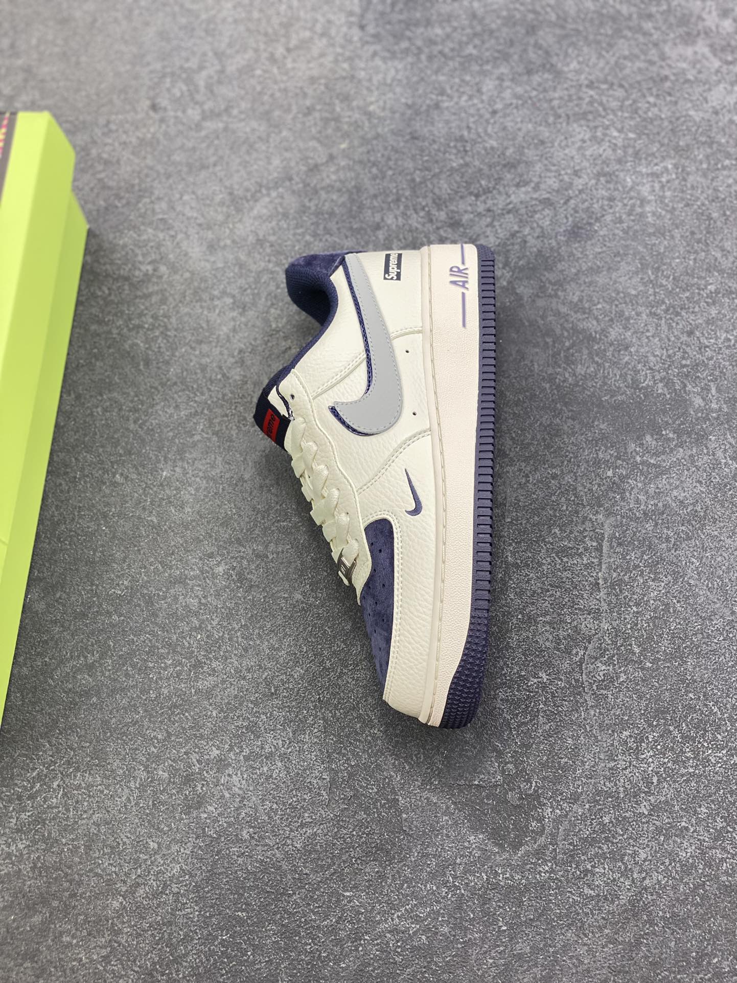 图片[7]-高端定制Nike Air Force 1 \’07 Low “superme联名—米白蓝猪八双钩 ” 高端定制 低帮休闲板鞋 定制鞋盒 大厂纯原品质出货 超高清洁度 皮料切割干净无任何毛边 细节完美 货号：KX2532-504 尺码：36 36.5 37.5 38 38.5 39 40 40.5 41 42 42.5 43 44 44.5 45-选品中心