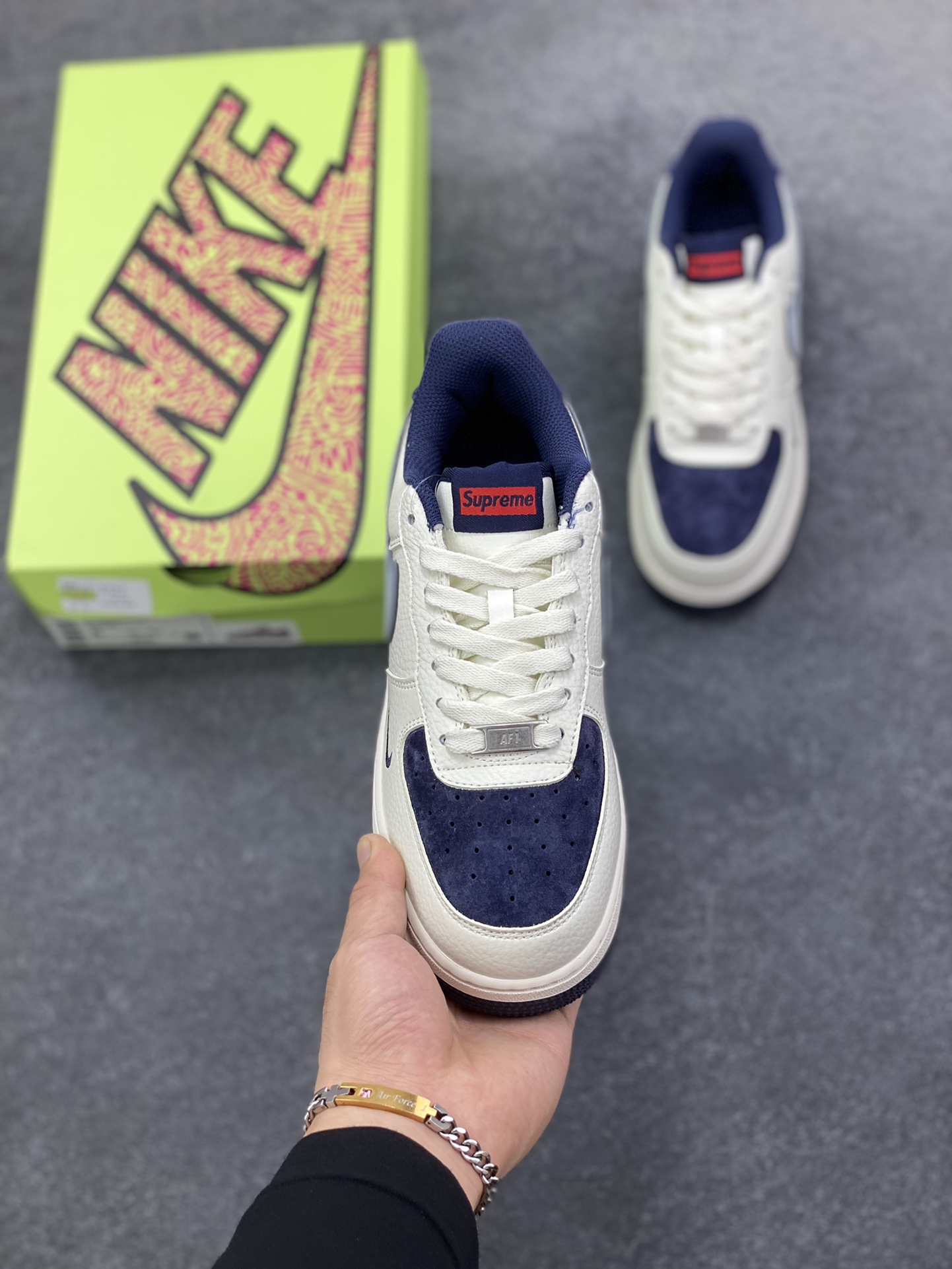 图片[2]-高端定制Nike Air Force 1 \’07 Low “superme联名—米白蓝猪八双钩 ” 高端定制 低帮休闲板鞋 定制鞋盒 大厂纯原品质出货 超高清洁度 皮料切割干净无任何毛边 细节完美 货号：KX2532-504 尺码：36 36.5 37.5 38 38.5 39 40 40.5 41 42 42.5 43 44 44.5 45-选品中心