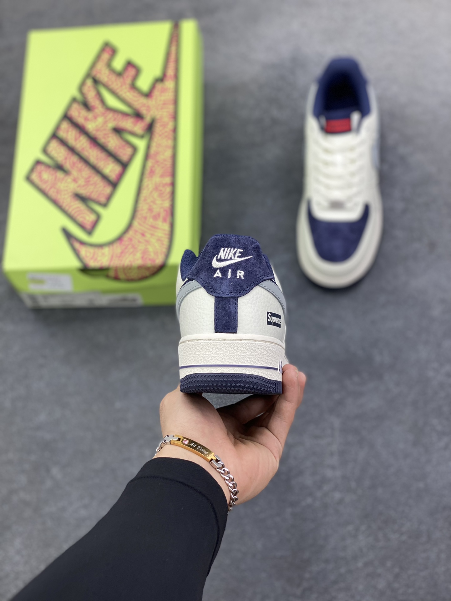 图片[4]-高端定制Nike Air Force 1 \’07 Low “superme联名—米白蓝猪八双钩 ” 高端定制 低帮休闲板鞋 定制鞋盒 大厂纯原品质出货 超高清洁度 皮料切割干净无任何毛边 细节完美 货号：KX2532-504 尺码：36 36.5 37.5 38 38.5 39 40 40.5 41 42 42.5 43 44 44.5 45-选品中心