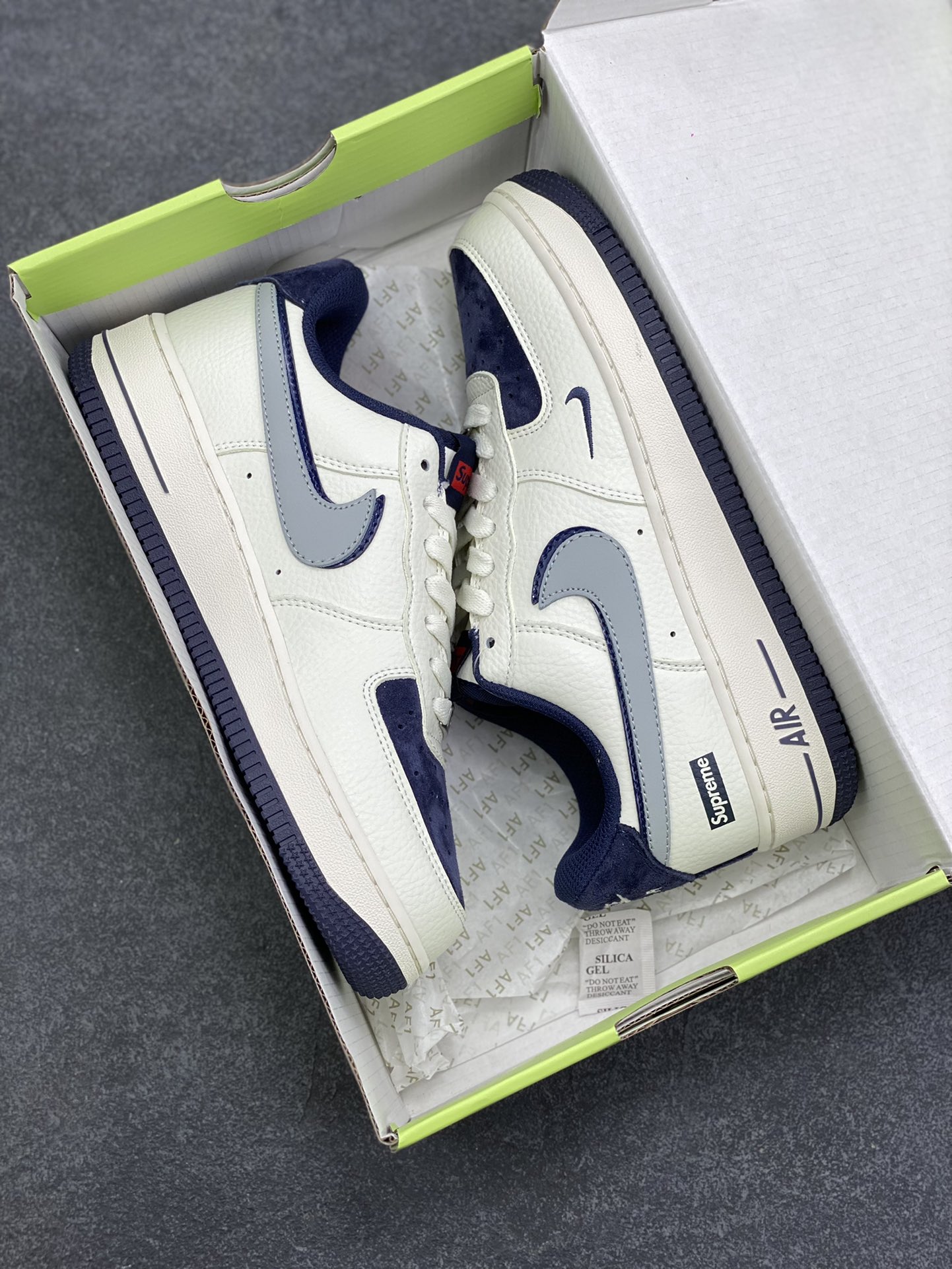 图片[9]-高端定制Nike Air Force 1 \’07 Low “superme联名—米白蓝猪八双钩 ” 高端定制 低帮休闲板鞋 定制鞋盒 大厂纯原品质出货 超高清洁度 皮料切割干净无任何毛边 细节完美 货号：KX2532-504 尺码：36 36.5 37.5 38 38.5 39 40 40.5 41 42 42.5 43 44 44.5 45-选品中心