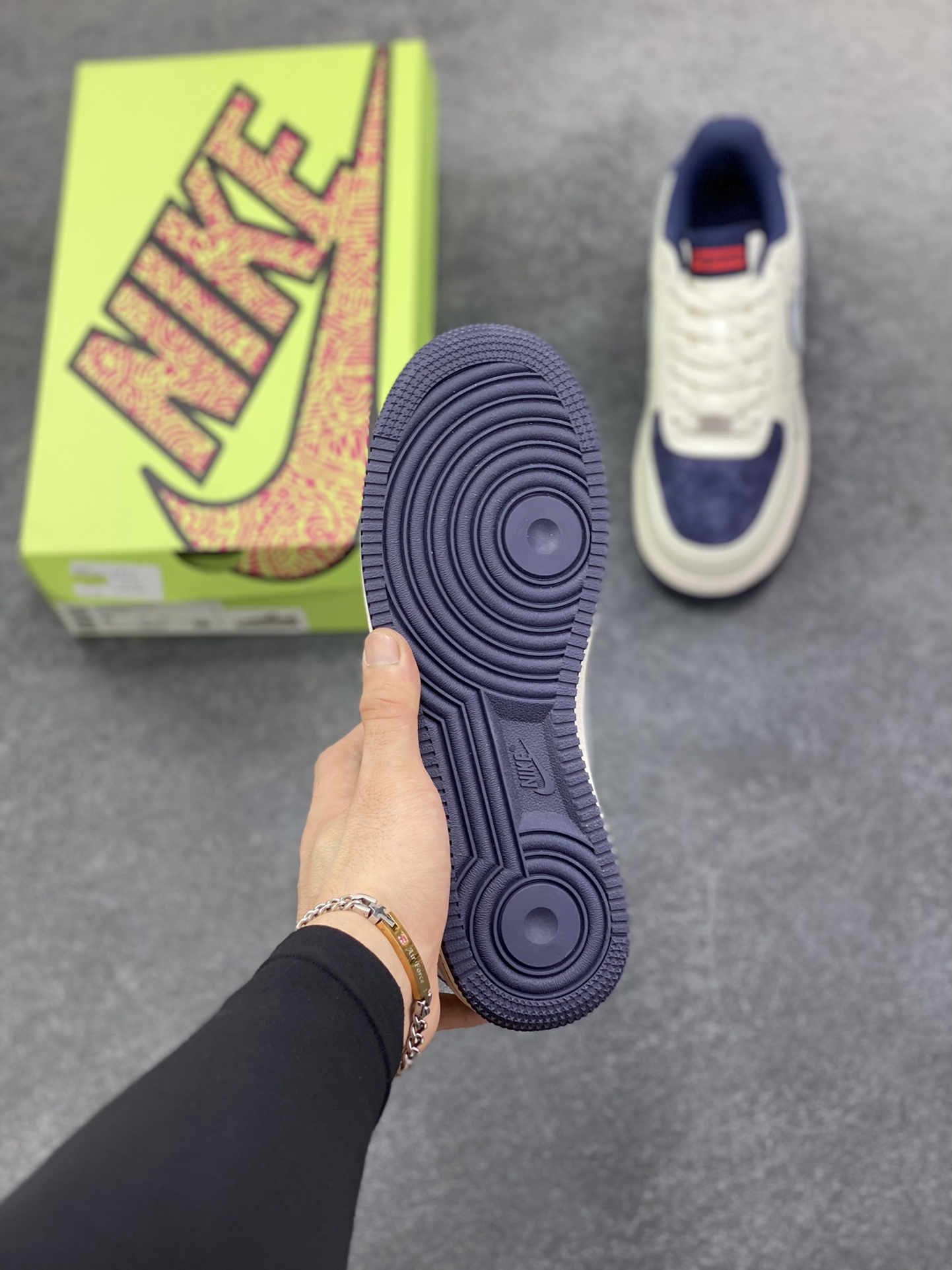 图片[5]-高端定制Nike Air Force 1 \’07 Low “superme联名—米白蓝猪八双钩 ” 高端定制 低帮休闲板鞋 定制鞋盒 大厂纯原品质出货 超高清洁度 皮料切割干净无任何毛边 细节完美 货号：KX2532-504 尺码：36 36.5 37.5 38 38.5 39 40 40.5 41 42 42.5 43 44 44.5 45-选品中心