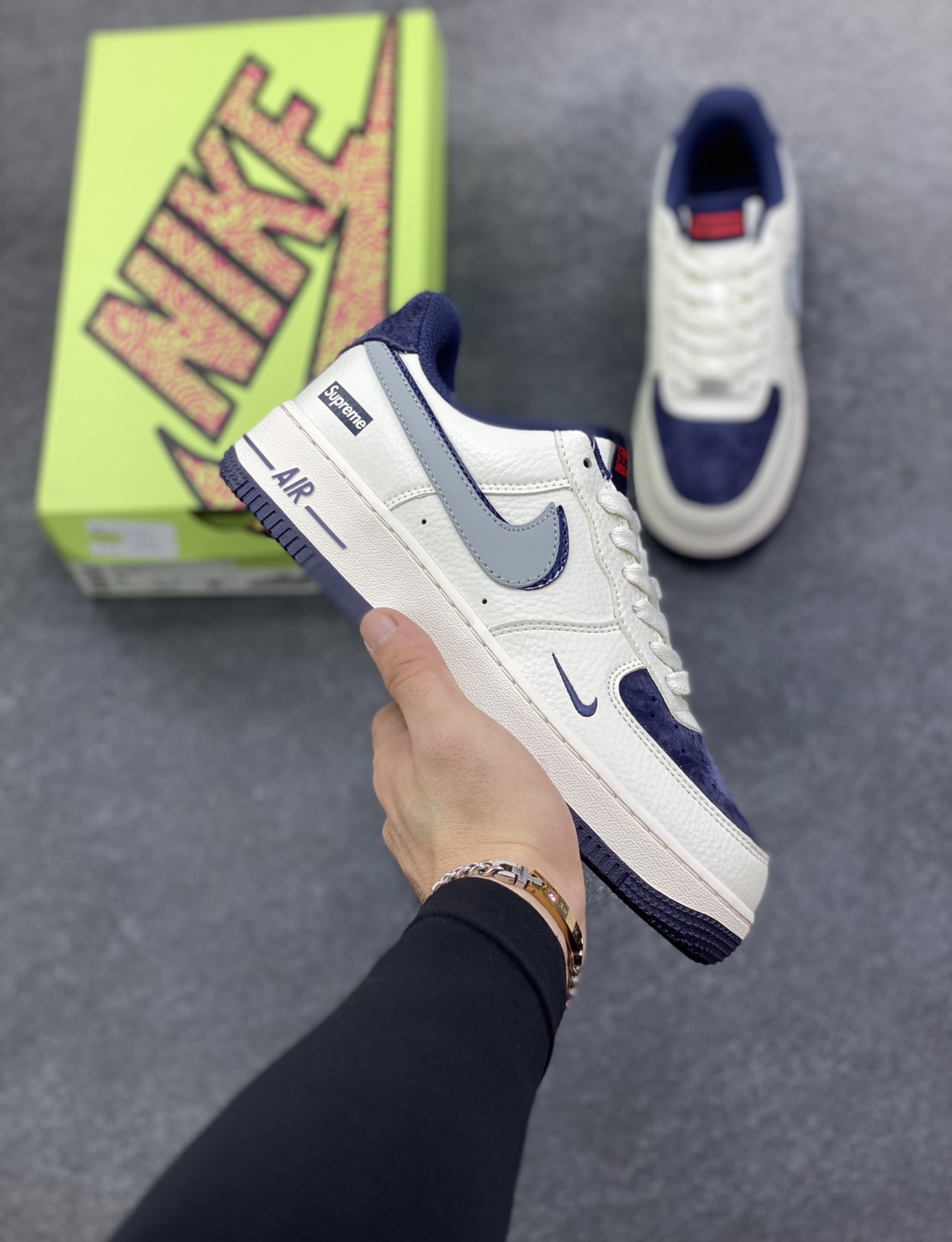 高端定制Nike Air Force 1 \’07 Low “superme联名—米白蓝猪八双钩 ” 高端定制 低帮休闲板鞋 定制鞋盒 大厂纯原品质出货 超高清洁度 皮料切割干净无任何毛边 细节完美 货号：KX2532-504 尺码：36 36.5 37.5 38 38.5 39 40 40.5 41 42 42.5 43 44 44.5 45-选品中心