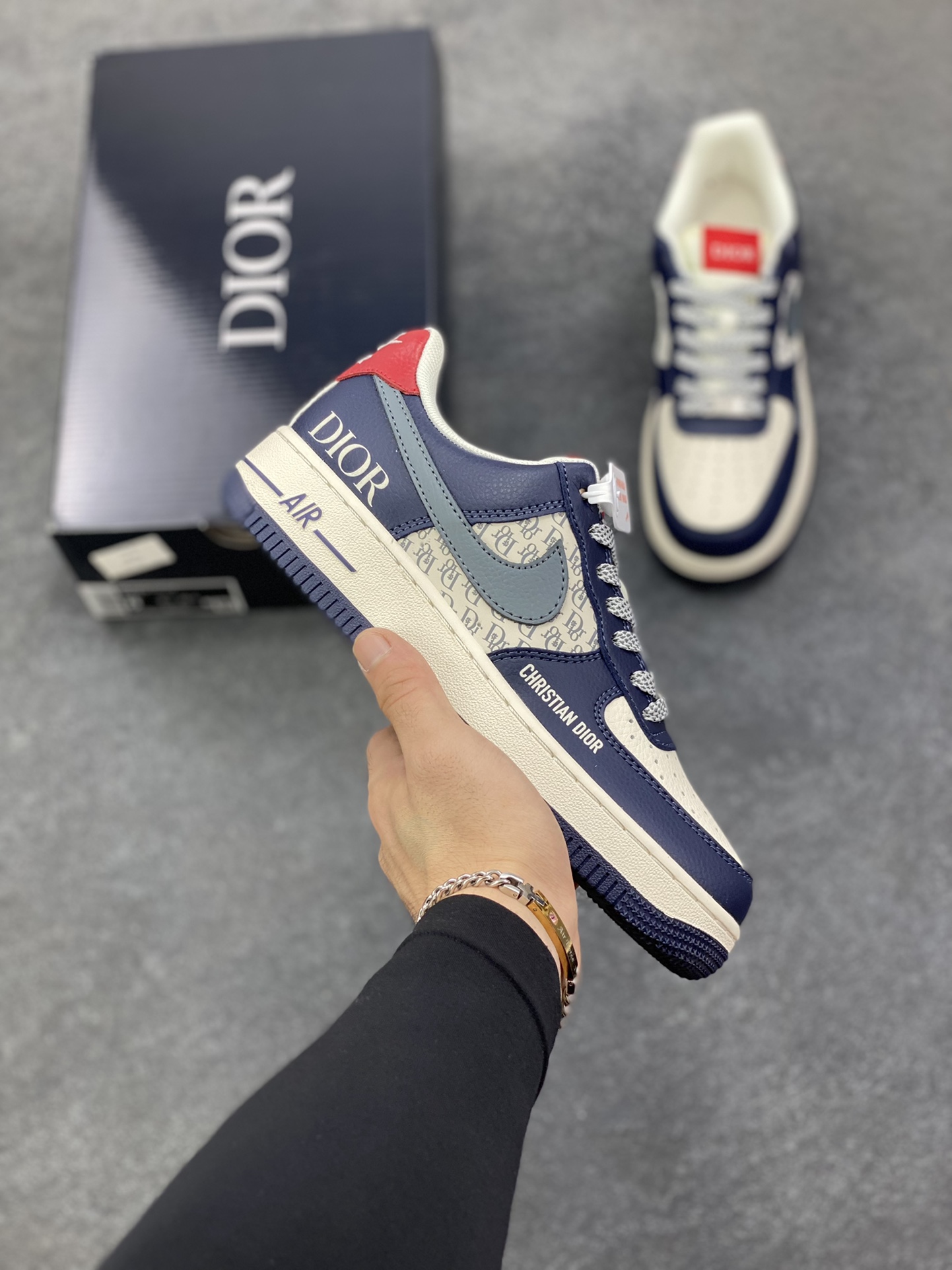 高端定制Nike Air Force 1 \’07 Low “迪奥联名—— 米白蓝灰钩” 高端定制 低帮休闲板鞋 定制鞋盒 大厂纯原品质出货 超高清洁度 皮料切割干净无任何毛边 细节完美 货号：XD2588-603 尺码：36 36.5 37.5 38 38.5 39 40 40.5 41 42 42.5 43 44 44.5 45-选品中心