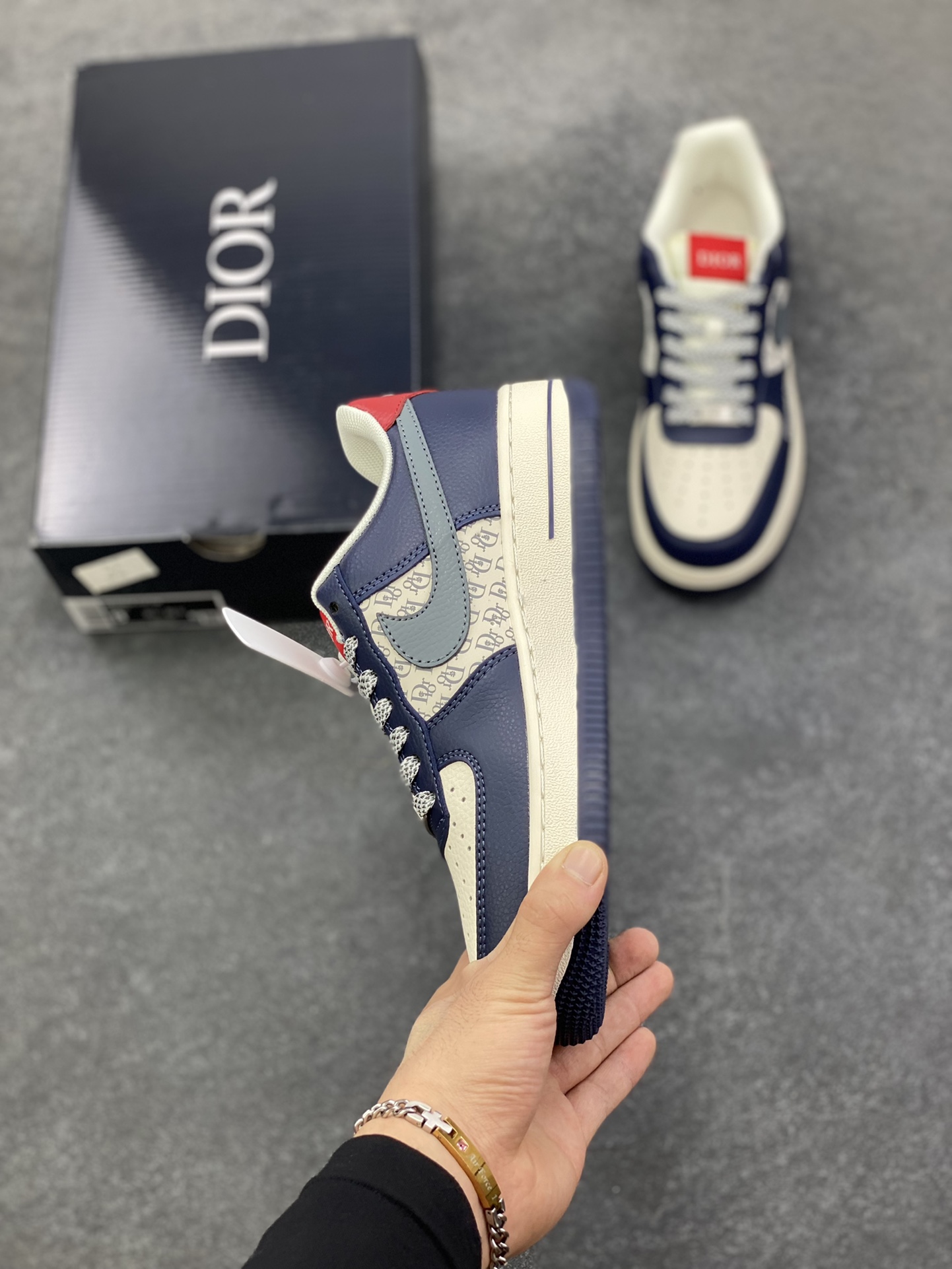 图片[3]-高端定制Nike Air Force 1 \’07 Low “迪奥联名—— 米白蓝灰钩” 高端定制 低帮休闲板鞋 定制鞋盒 大厂纯原品质出货 超高清洁度 皮料切割干净无任何毛边 细节完美 货号：XD2588-603 尺码：36 36.5 37.5 38 38.5 39 40 40.5 41 42 42.5 43 44 44.5 45-选品中心