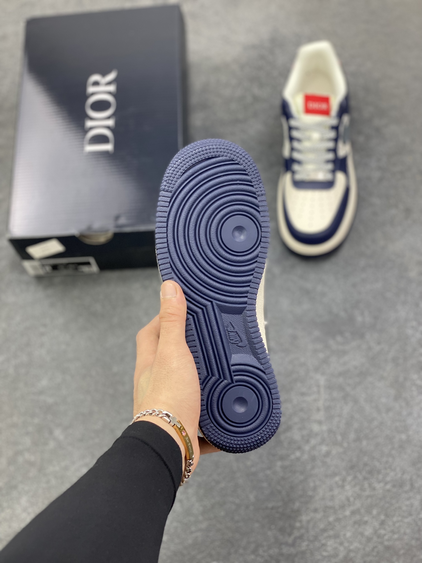 图片[5]-高端定制Nike Air Force 1 \’07 Low “迪奥联名—— 米白蓝灰钩” 高端定制 低帮休闲板鞋 定制鞋盒 大厂纯原品质出货 超高清洁度 皮料切割干净无任何毛边 细节完美 货号：XD2588-603 尺码：36 36.5 37.5 38 38.5 39 40 40.5 41 42 42.5 43 44 44.5 45-选品中心