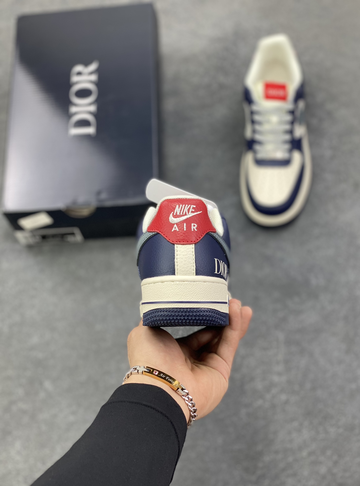 图片[4]-高端定制Nike Air Force 1 \’07 Low “迪奥联名—— 米白蓝灰钩” 高端定制 低帮休闲板鞋 定制鞋盒 大厂纯原品质出货 超高清洁度 皮料切割干净无任何毛边 细节完美 货号：XD2588-603 尺码：36 36.5 37.5 38 38.5 39 40 40.5 41 42 42.5 43 44 44.5 45-选品中心