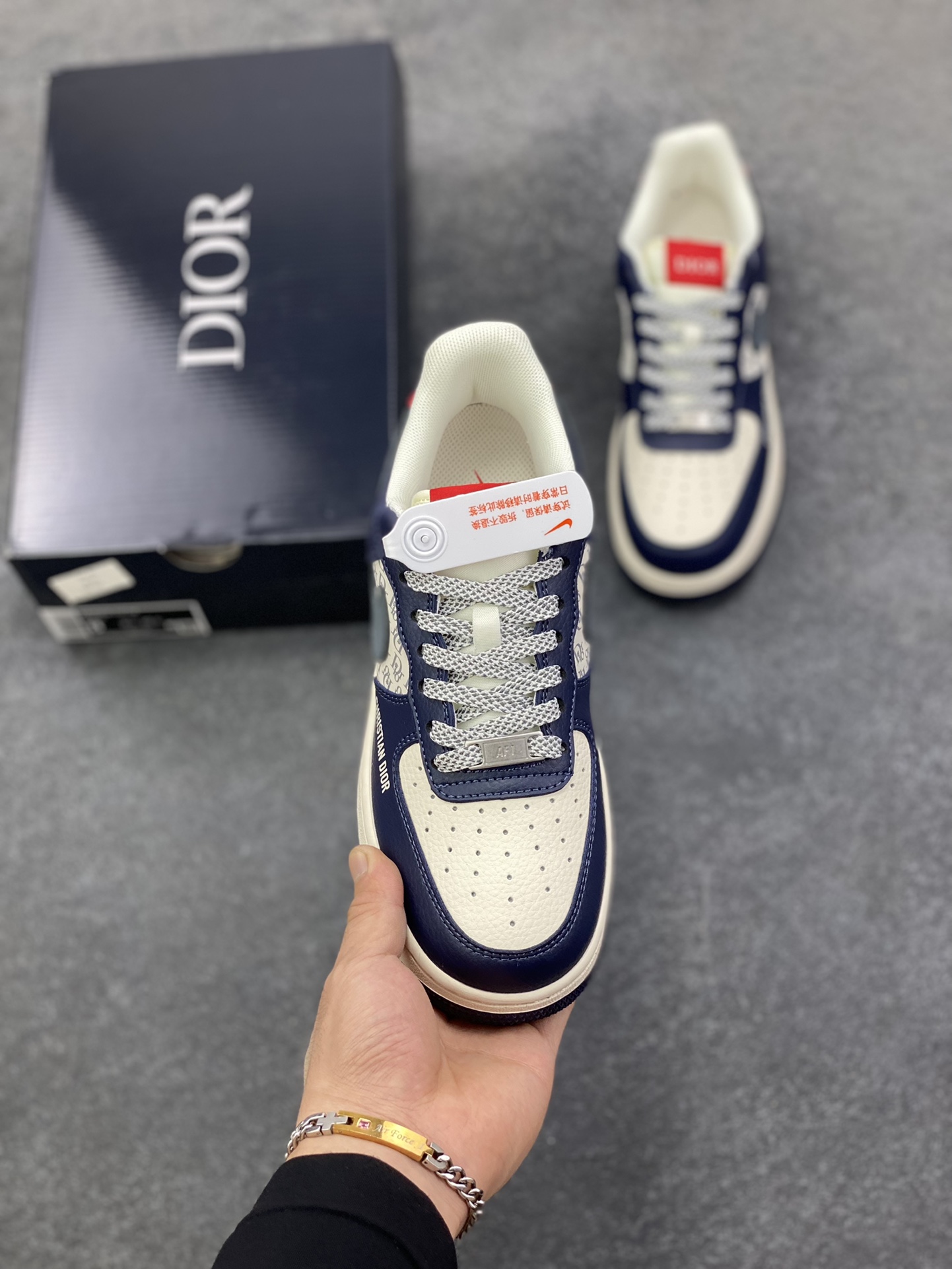 图片[2]-高端定制Nike Air Force 1 \’07 Low “迪奥联名—— 米白蓝灰钩” 高端定制 低帮休闲板鞋 定制鞋盒 大厂纯原品质出货 超高清洁度 皮料切割干净无任何毛边 细节完美 货号：XD2588-603 尺码：36 36.5 37.5 38 38.5 39 40 40.5 41 42 42.5 43 44 44.5 45-选品中心