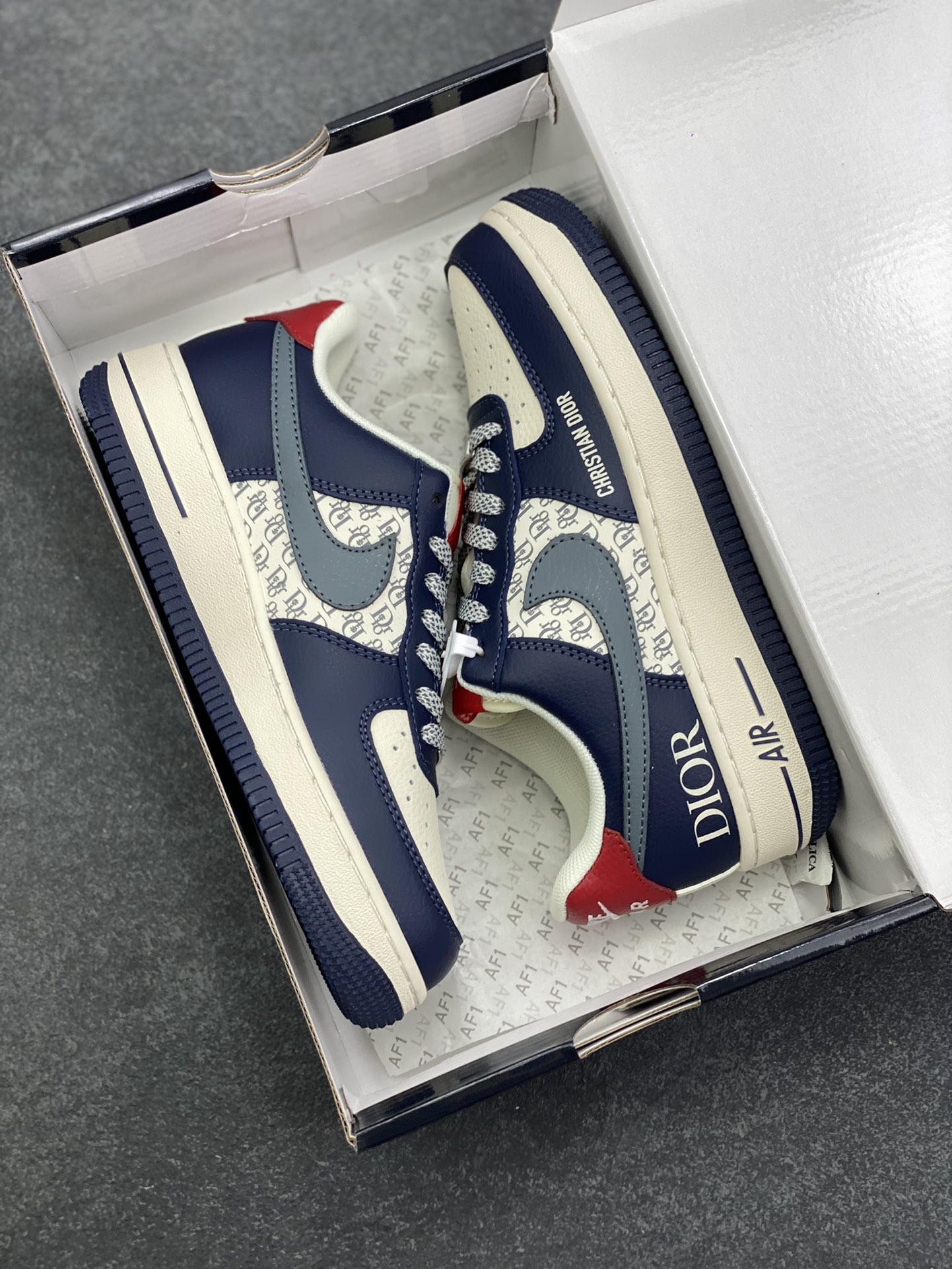 图片[9]-高端定制Nike Air Force 1 \’07 Low “迪奥联名—— 米白蓝灰钩” 高端定制 低帮休闲板鞋 定制鞋盒 大厂纯原品质出货 超高清洁度 皮料切割干净无任何毛边 细节完美 货号：XD2588-603 尺码：36 36.5 37.5 38 38.5 39 40 40.5 41 42 42.5 43 44 44.5 45-选品中心