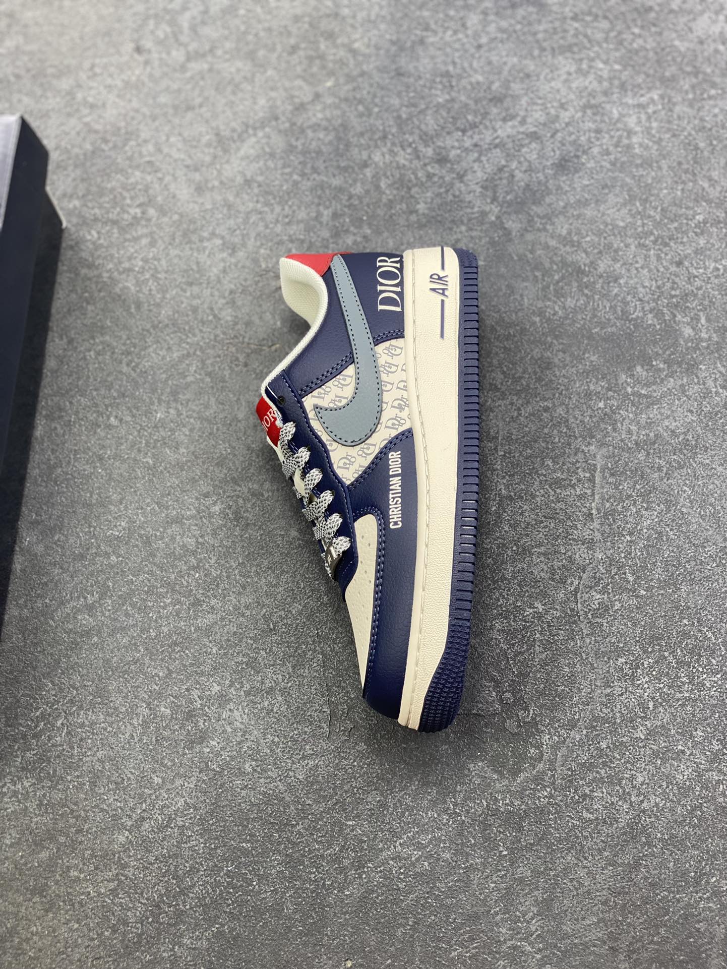 图片[7]-高端定制Nike Air Force 1 \’07 Low “迪奥联名—— 米白蓝灰钩” 高端定制 低帮休闲板鞋 定制鞋盒 大厂纯原品质出货 超高清洁度 皮料切割干净无任何毛边 细节完美 货号：XD2588-603 尺码：36 36.5 37.5 38 38.5 39 40 40.5 41 42 42.5 43 44 44.5 45-选品中心