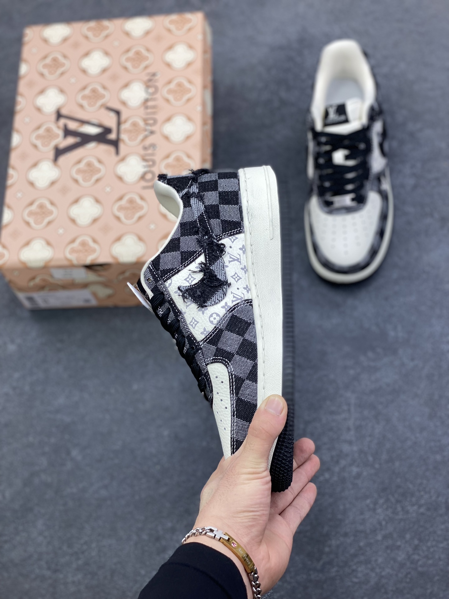 图片[3]-NIke Air Force 1 \’07 Low LV联名–白黑空军一号低帮 运动鞋 休闲鞋 折边针车 流苏格子防水牛仔布 高级夜光效果 工艺难度大 原楦头原纸板 高端定制鞋盒 原厂鞋底 超高清洁度 细节完美 货号：YF9511-817 尺码：36 36.5 37.5 38 38.5 39 40 40.5 41 42 42.5 43 44 44.5 45-选品中心