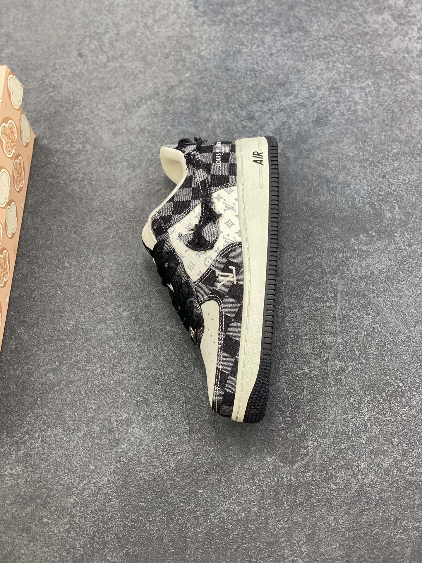 图片[7]-NIke Air Force 1 \’07 Low LV联名–白黑空军一号低帮 运动鞋 休闲鞋 折边针车 流苏格子防水牛仔布 高级夜光效果 工艺难度大 原楦头原纸板 高端定制鞋盒 原厂鞋底 超高清洁度 细节完美 货号：YF9511-817 尺码：36 36.5 37.5 38 38.5 39 40 40.5 41 42 42.5 43 44 44.5 45-选品中心