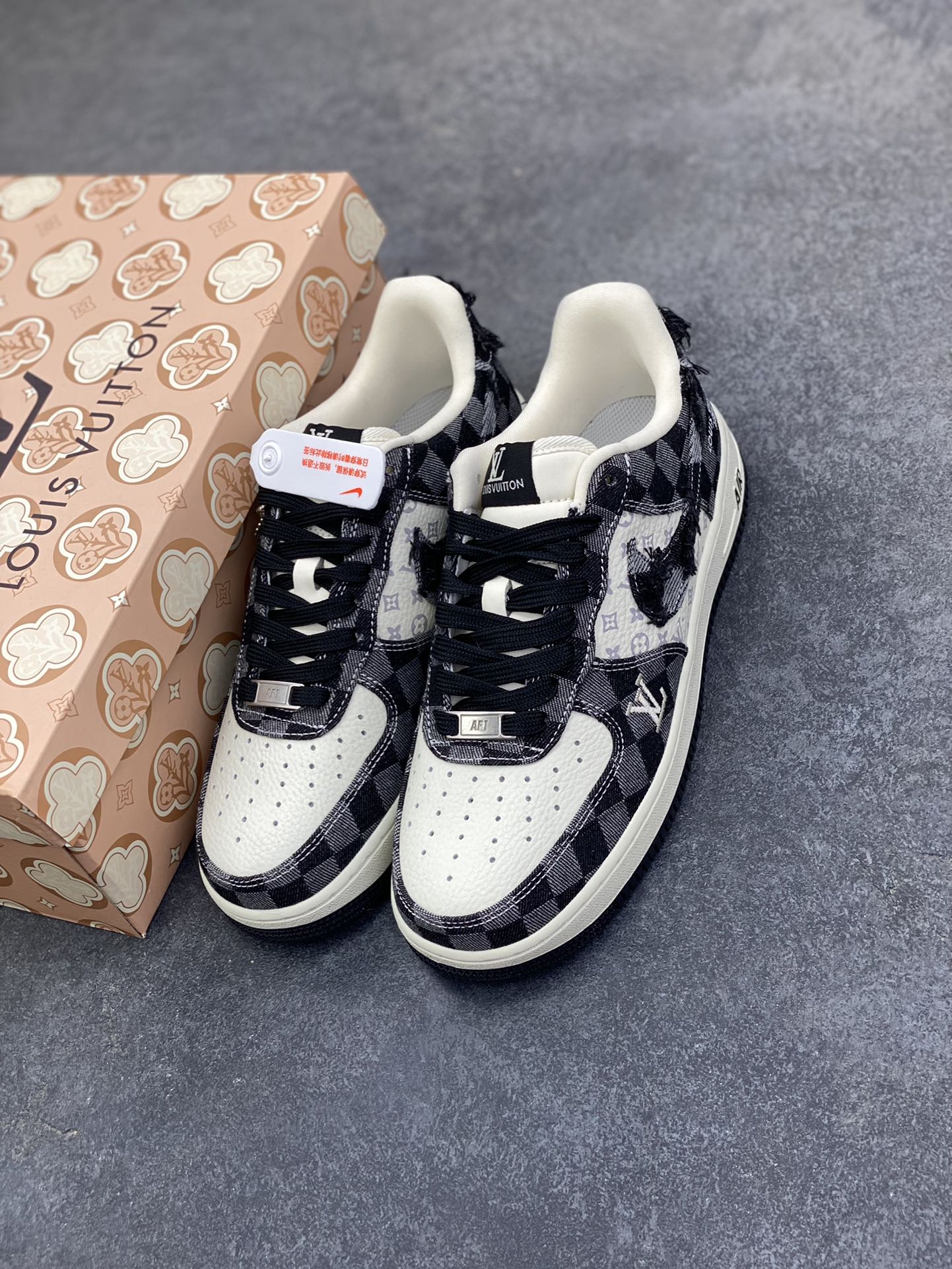 图片[8]-NIke Air Force 1 \’07 Low LV联名–白黑空军一号低帮 运动鞋 休闲鞋 折边针车 流苏格子防水牛仔布 高级夜光效果 工艺难度大 原楦头原纸板 高端定制鞋盒 原厂鞋底 超高清洁度 细节完美 货号：YF9511-817 尺码：36 36.5 37.5 38 38.5 39 40 40.5 41 42 42.5 43 44 44.5 45-选品中心