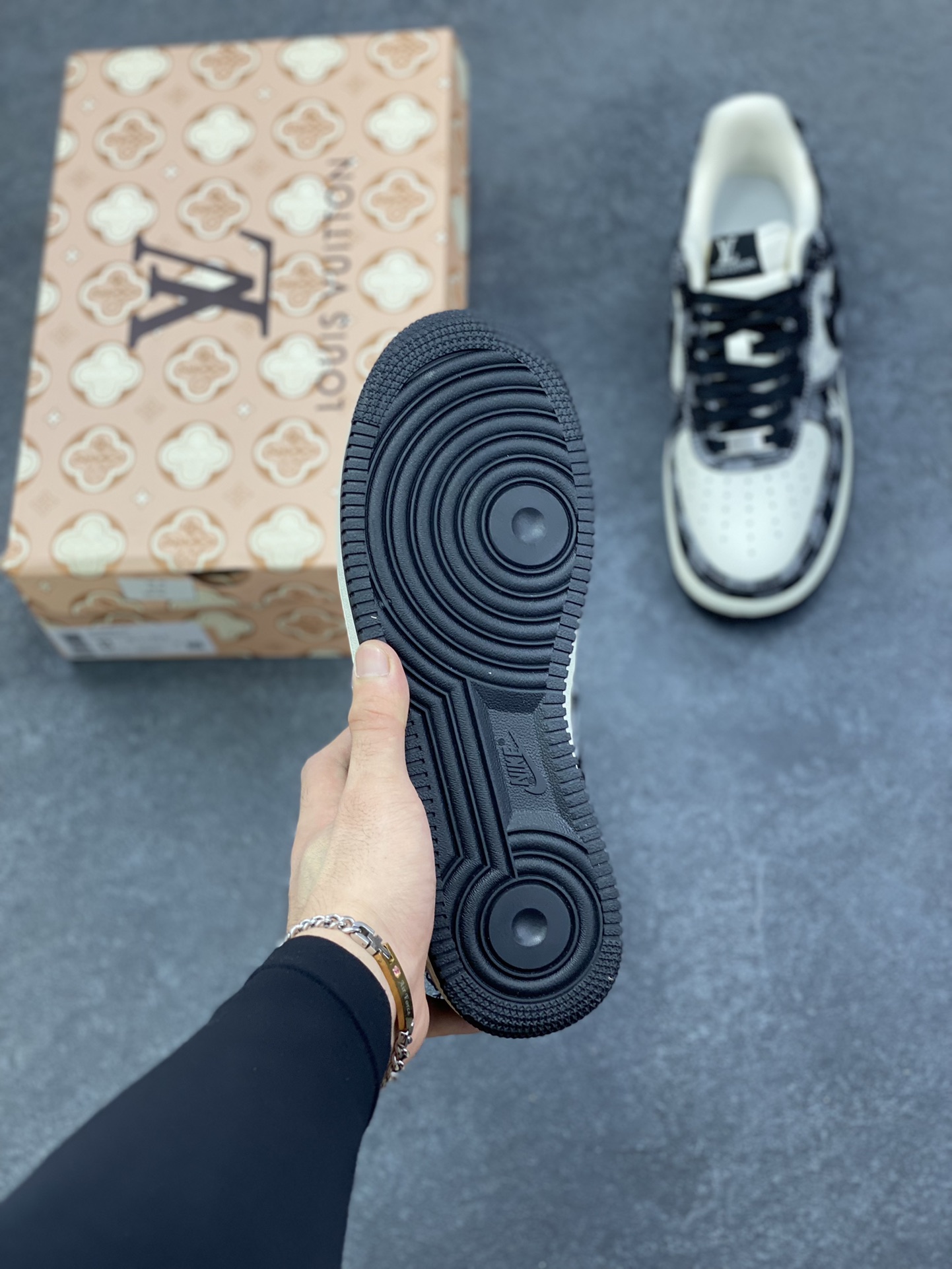 图片[5]-NIke Air Force 1 \’07 Low LV联名–白黑空军一号低帮 运动鞋 休闲鞋 折边针车 流苏格子防水牛仔布 高级夜光效果 工艺难度大 原楦头原纸板 高端定制鞋盒 原厂鞋底 超高清洁度 细节完美 货号：YF9511-817 尺码：36 36.5 37.5 38 38.5 39 40 40.5 41 42 42.5 43 44 44.5 45-选品中心