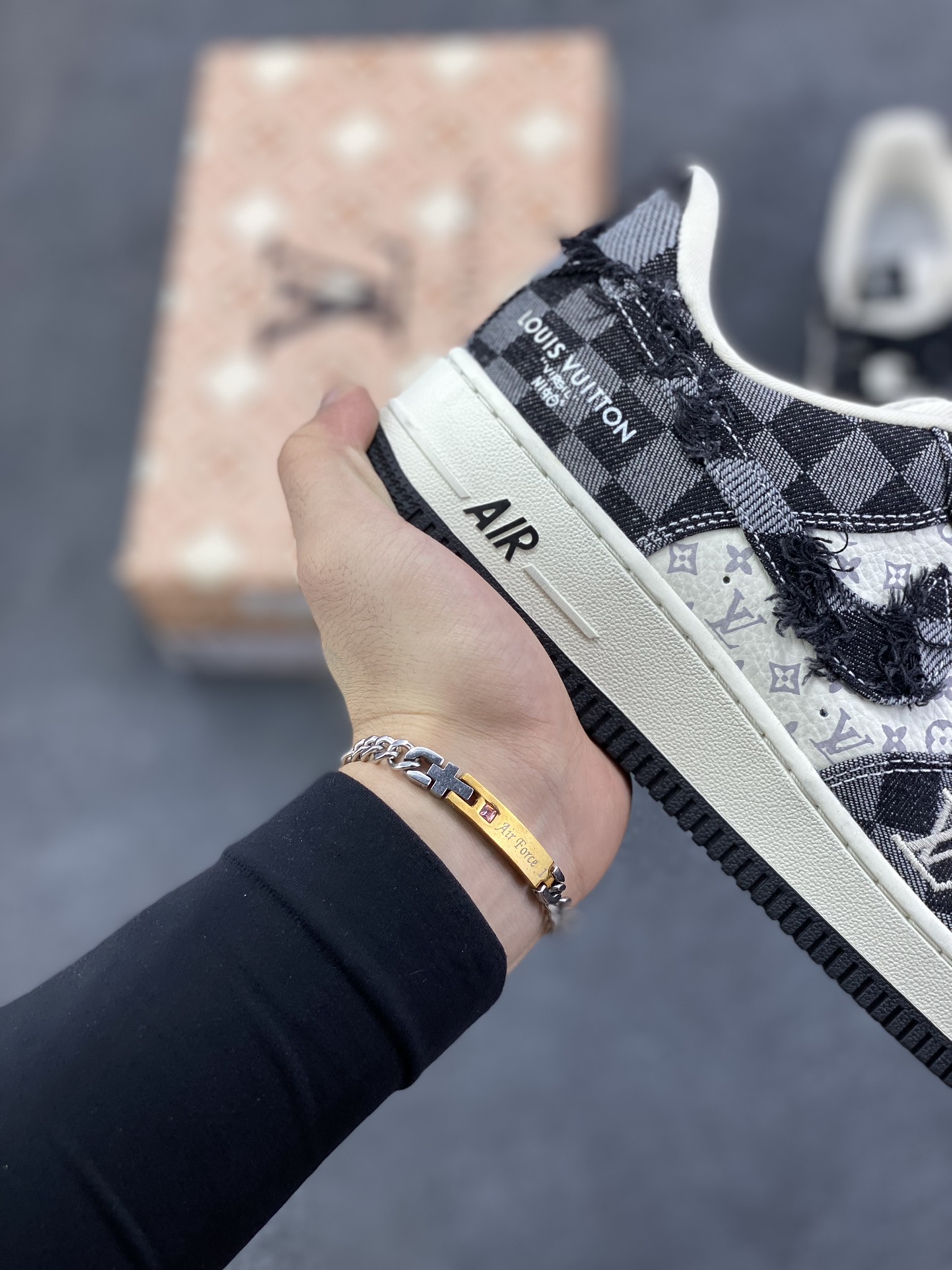 图片[6]-NIke Air Force 1 \’07 Low LV联名–白黑空军一号低帮 运动鞋 休闲鞋 折边针车 流苏格子防水牛仔布 高级夜光效果 工艺难度大 原楦头原纸板 高端定制鞋盒 原厂鞋底 超高清洁度 细节完美 货号：YF9511-817 尺码：36 36.5 37.5 38 38.5 39 40 40.5 41 42 42.5 43 44 44.5 45-选品中心