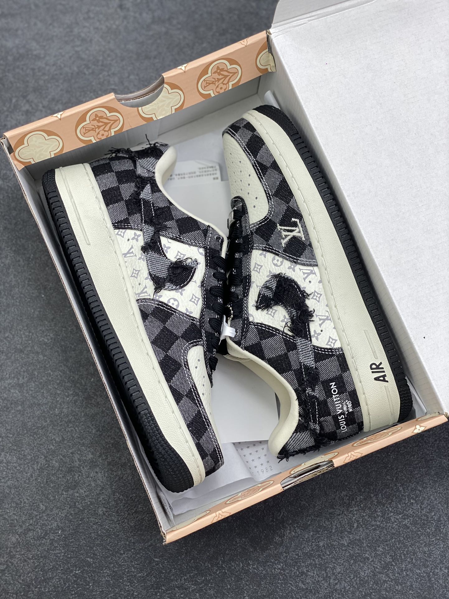图片[9]-NIke Air Force 1 \’07 Low LV联名–白黑空军一号低帮 运动鞋 休闲鞋 折边针车 流苏格子防水牛仔布 高级夜光效果 工艺难度大 原楦头原纸板 高端定制鞋盒 原厂鞋底 超高清洁度 细节完美 货号：YF9511-817 尺码：36 36.5 37.5 38 38.5 39 40 40.5 41 42 42.5 43 44 44.5 45-选品中心