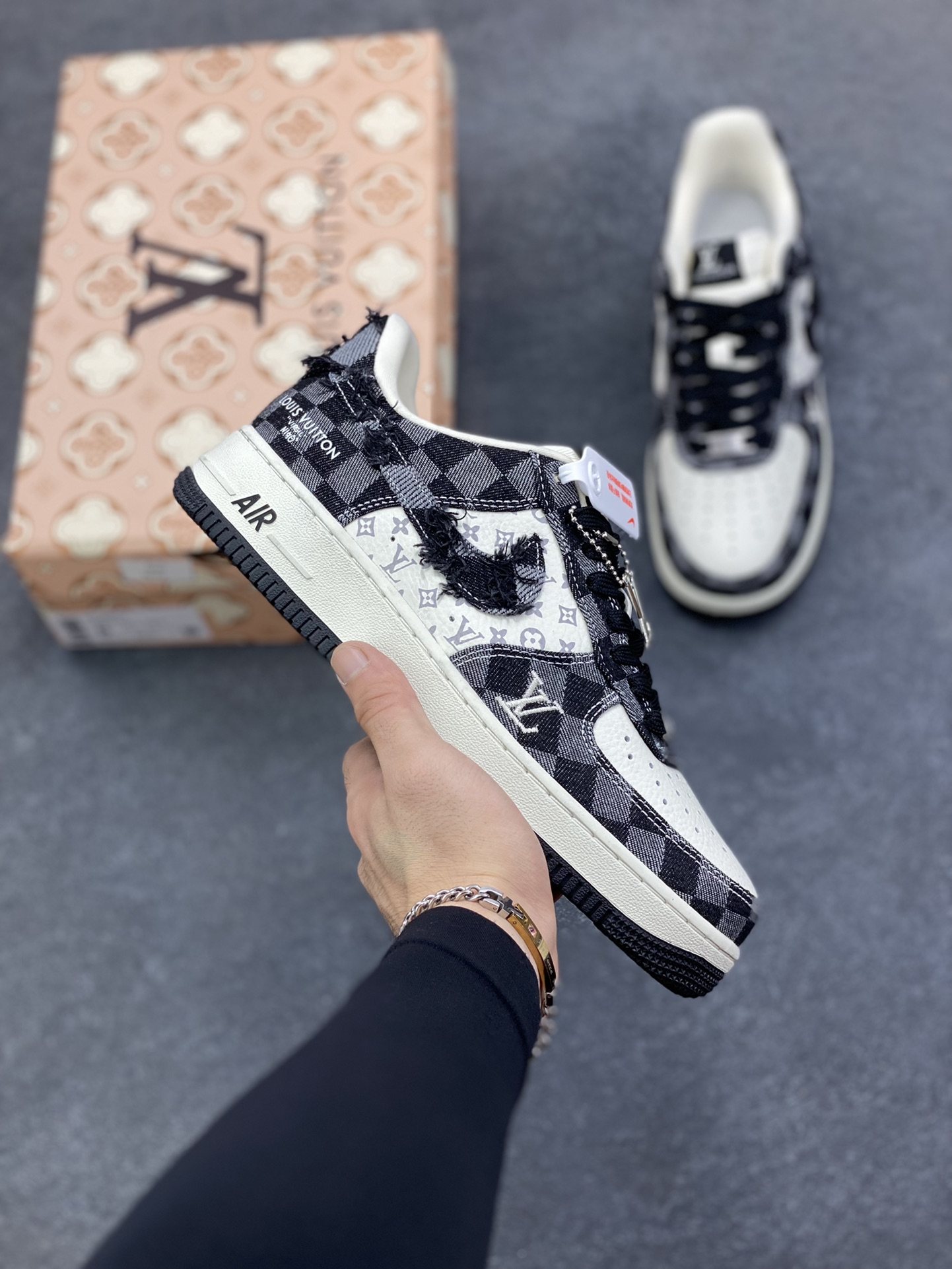 NIke Air Force 1 \’07 Low LV联名–白黑空军一号低帮 运动鞋 休闲鞋 折边针车 流苏格子防水牛仔布 高级夜光效果 工艺难度大 原楦头原纸板 高端定制鞋盒 原厂鞋底 超高清洁度 细节完美 货号：YF9511-817 尺码：36 36.5 37.5 38 38.5 39 40 40.5 41 42 42.5 43 44 44.5 45-选品中心