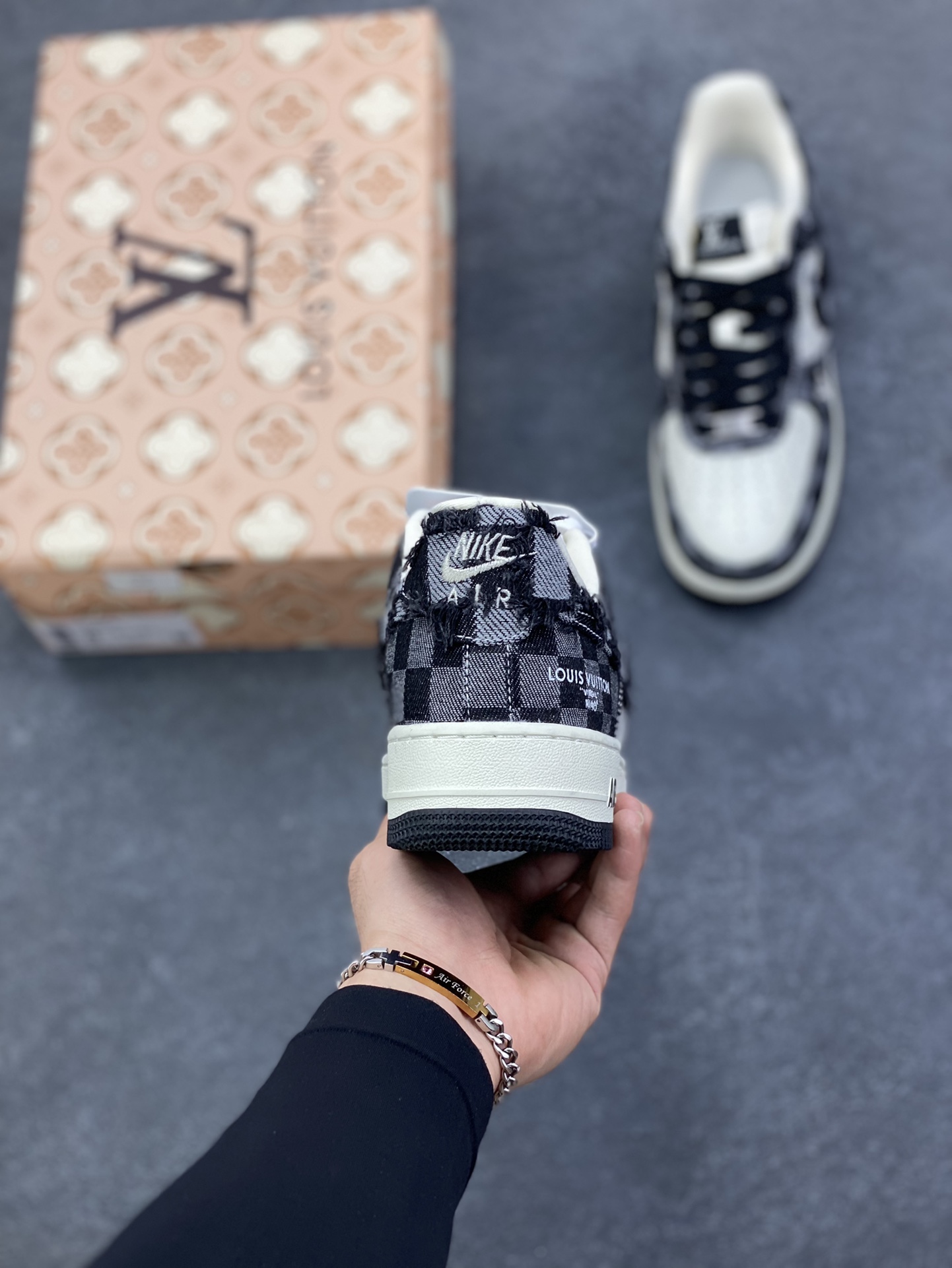 图片[4]-NIke Air Force 1 \’07 Low LV联名–白黑空军一号低帮 运动鞋 休闲鞋 折边针车 流苏格子防水牛仔布 高级夜光效果 工艺难度大 原楦头原纸板 高端定制鞋盒 原厂鞋底 超高清洁度 细节完美 货号：YF9511-817 尺码：36 36.5 37.5 38 38.5 39 40 40.5 41 42 42.5 43 44 44.5 45-选品中心