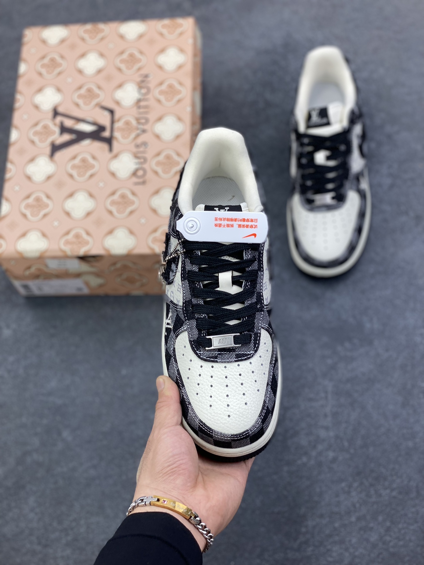 图片[2]-NIke Air Force 1 \’07 Low LV联名–白黑空军一号低帮 运动鞋 休闲鞋 折边针车 流苏格子防水牛仔布 高级夜光效果 工艺难度大 原楦头原纸板 高端定制鞋盒 原厂鞋底 超高清洁度 细节完美 货号：YF9511-817 尺码：36 36.5 37.5 38 38.5 39 40 40.5 41 42 42.5 43 44 44.5 45-选品中心
